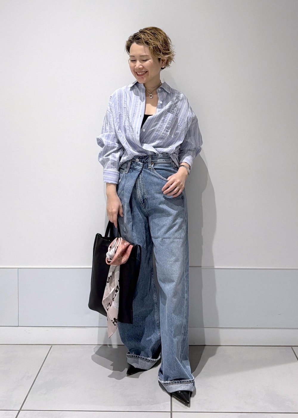 ブルー系のシャツ/ブラウス、ブルー系のデニムパンツを着用したレディースの冬コーディネートの3枚目の写真