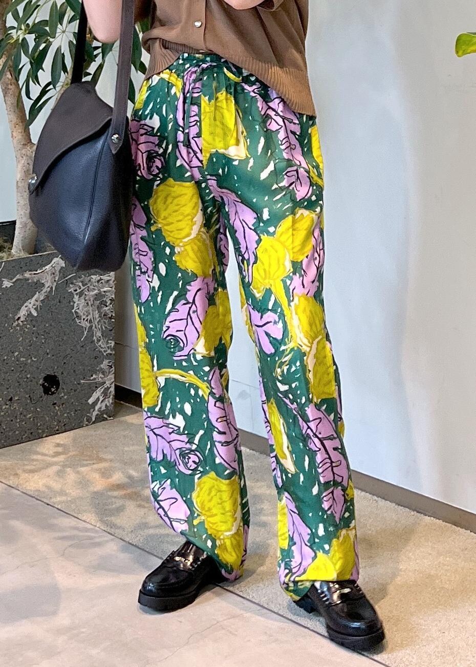 ブラック系のローファー、イエロー系のカーディガン/ボレロ、グリーン系のその他パンツを着用したレディースの夏コーディネートの8枚目の写真