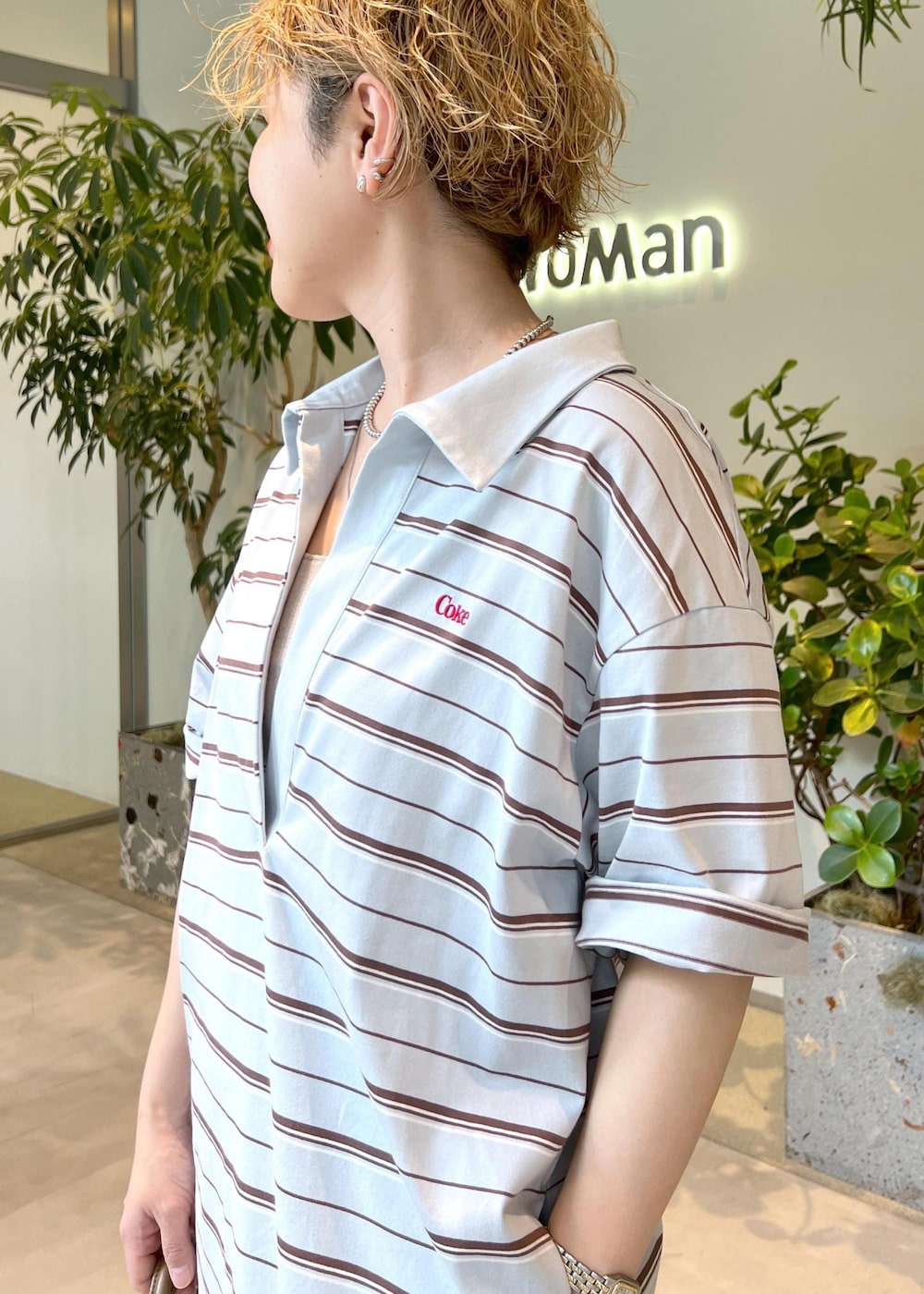 ブラウン系のボストンバッグ、ホワイト系のサンダル、ブルー系のワンピースを着用したレディースの夏コーディネートの5枚目の写真