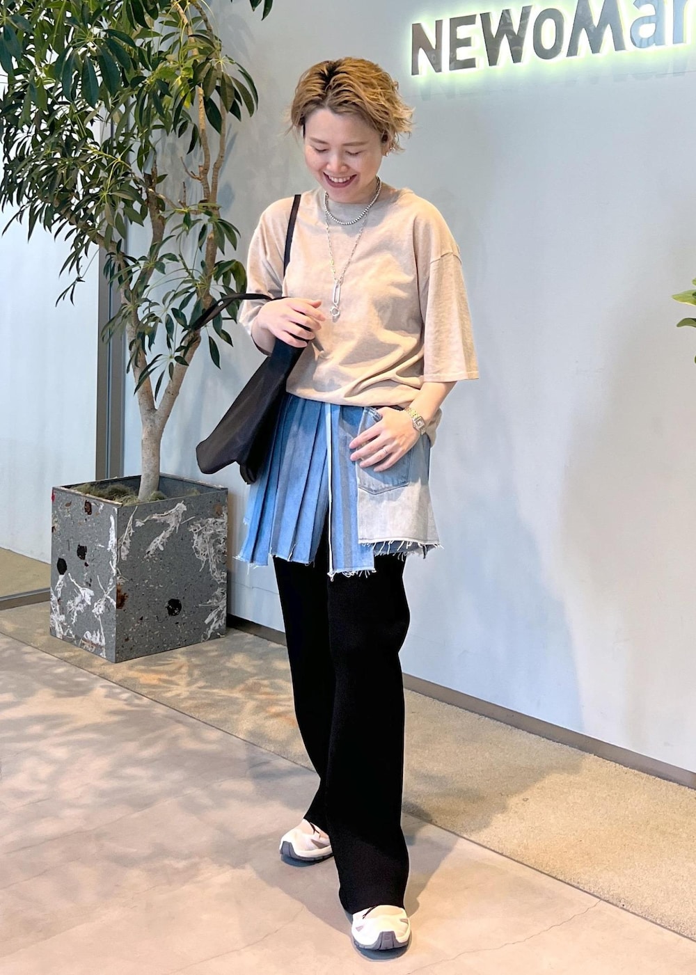 ブラック系のその他パンツ、ベージュ系のTシャツ/カットソー、ベージュ系のスニーカーを着用したレディースの春コーディネートの3枚目の写真