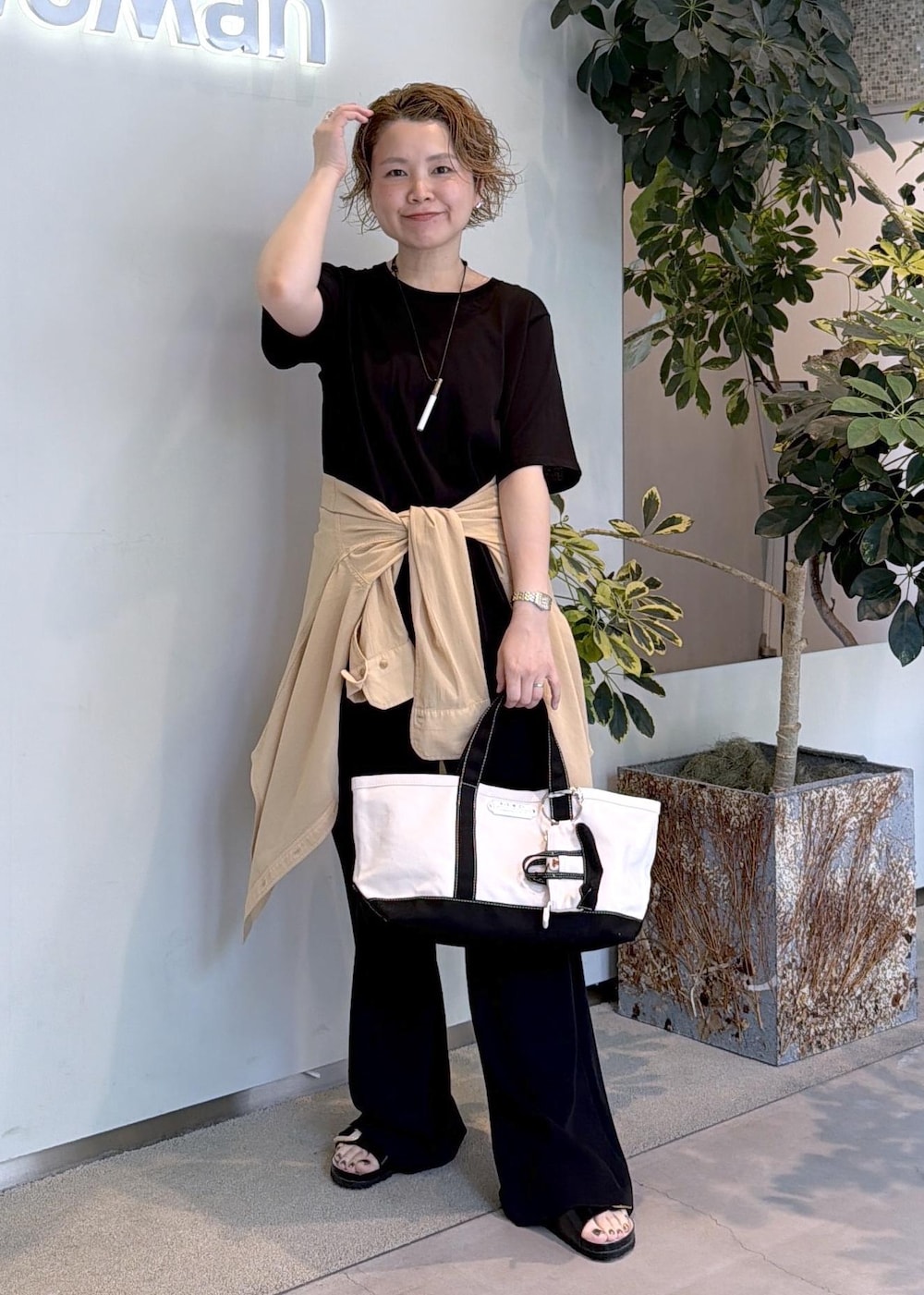 ブラック系のその他パンツ、ブラック系のTシャツ/カットソー、ベージュ系のシャツ/ブラウスを着用したレディースの夏コーディネートの2枚目の写真