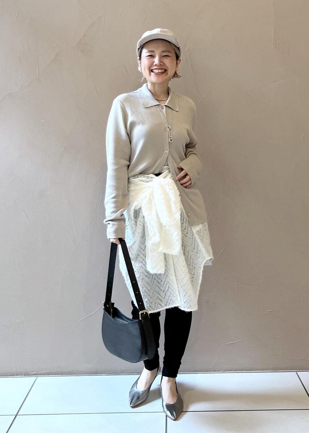 グレー系のカーディガン/ボレロ、ブラック系のショルダーバッグ、ホワイト系のシャツ/ブラウスを着用したレディースの秋コーディネートの4枚目の写真