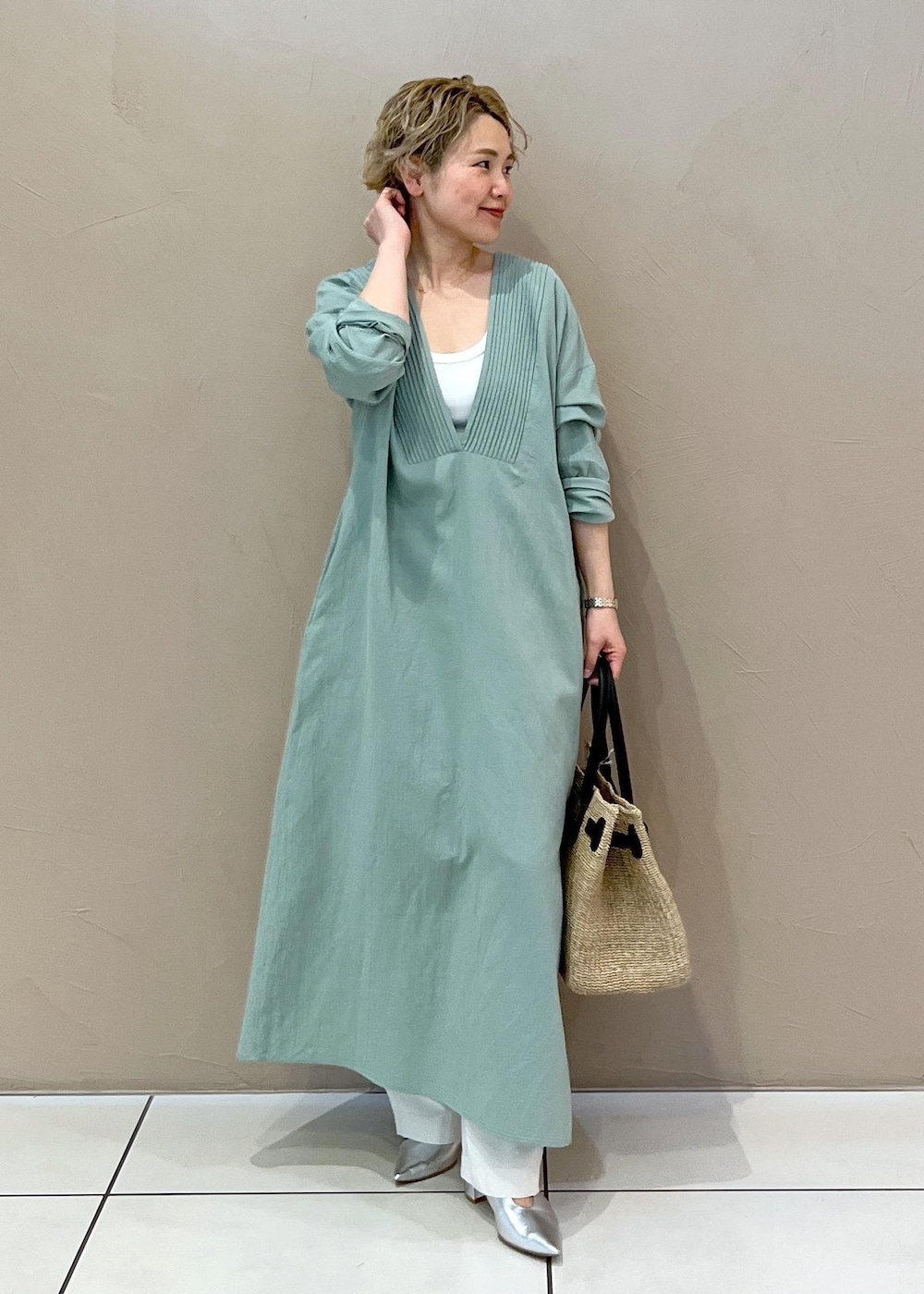 ホワイト系のトートバッグ、グリーン系のワンピース、ホワイト系のその他パンツを着用したレディースの春コーディネートの3枚目の写真