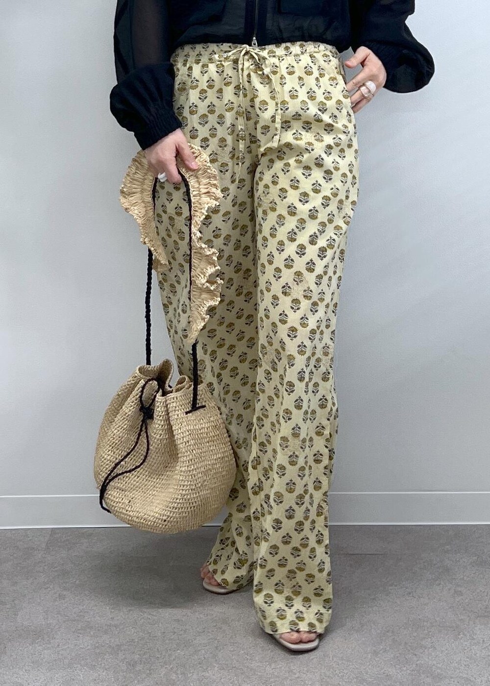 ブラック系のブルゾン、ベージュ系のその他パンツ、グレー系のサンダルを着用したレディースの冬コーディネートの8枚目の写真