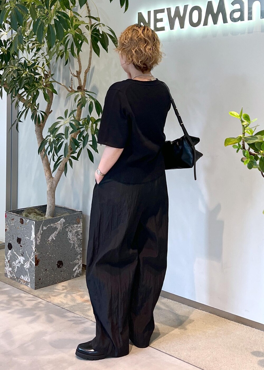 ブラック系のその他パンツ、ブラック系のローファー、ブラック系のショルダーバッグを着用したレディースの夏コーディネートの9枚目の写真