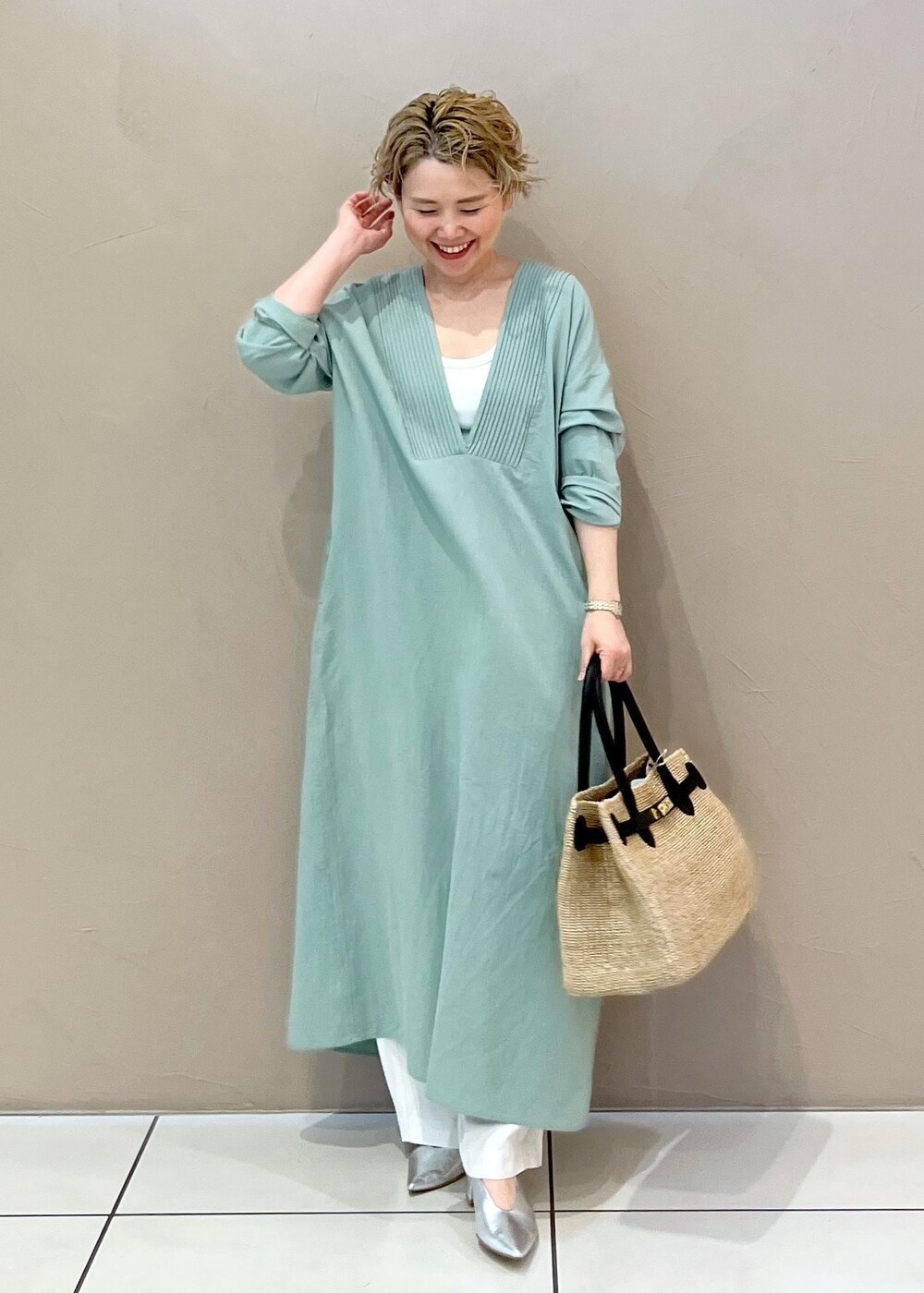 ホワイト系のトートバッグ、グリーン系のワンピース、ホワイト系のその他パンツを着用したレディースの春コーディネートの2枚目の写真