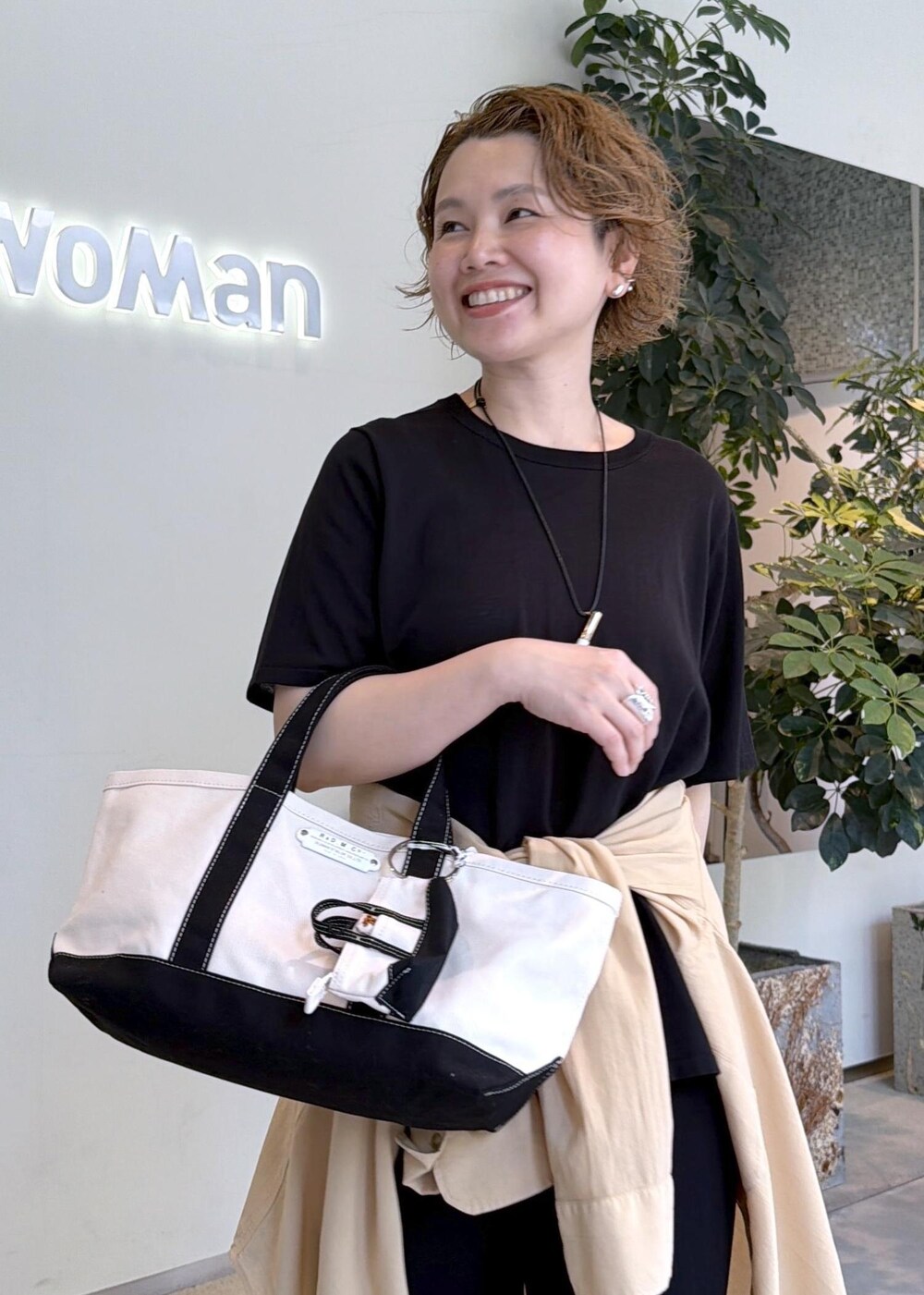 ブラック系のその他パンツ、ブラック系のTシャツ/カットソー、ベージュ系のシャツ/ブラウスを着用したレディースの夏コーディネートの6枚目の写真