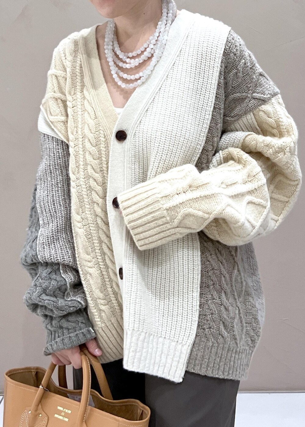 ブラウン系のその他パンツ、ホワイト系のスニーカーを着用したレディースの夏コーディネートの8枚目の写真