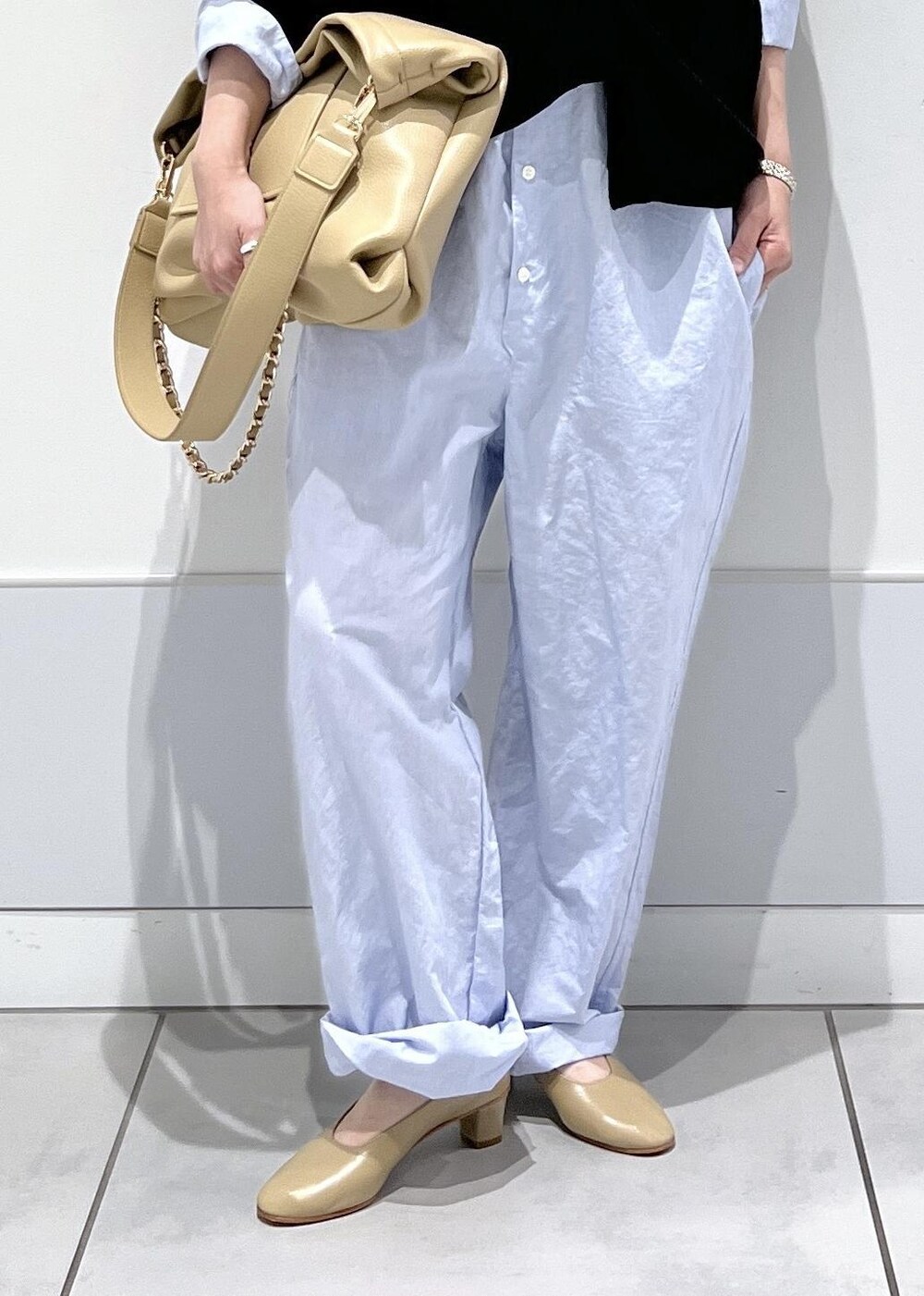 ブラック系のカーディガン/ボレロ、ブラック系のカーディガン/ボレロ、ベージュ系のトートバッグを着用したレディースの夏コーディネートの8枚目の写真