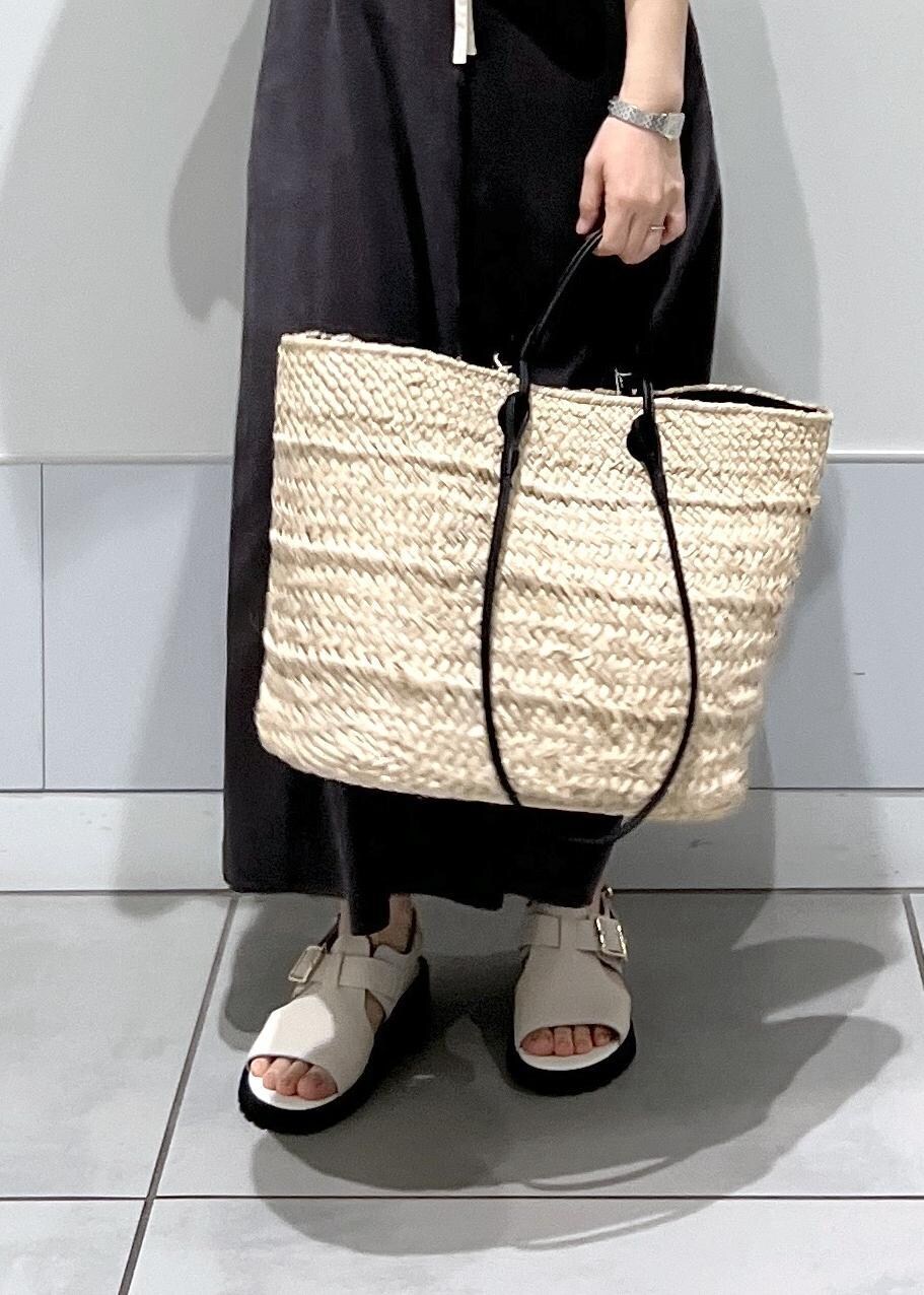 ホワイト系のサンダル、ホワイト系のブルゾン、グレー系のワンピースを着用したレディースの春コーディネートの8枚目の写真