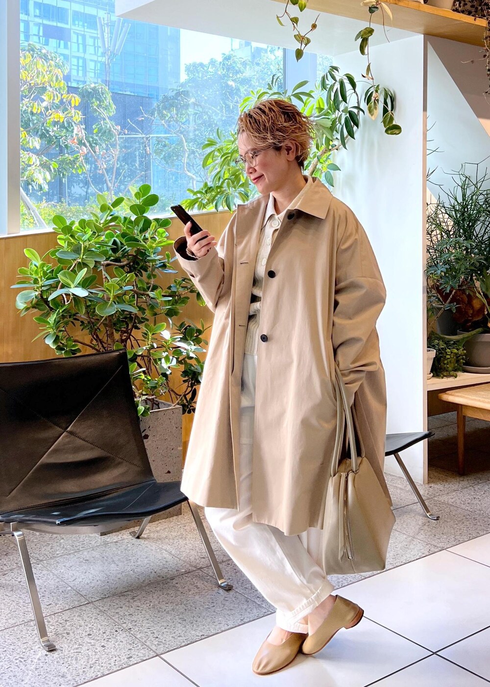 ホワイト系のニット/セーター、ベージュ系のステンカラーコート、ホワイト系のその他パンツを着用したレディースの冬コーディネートの6枚目の写真