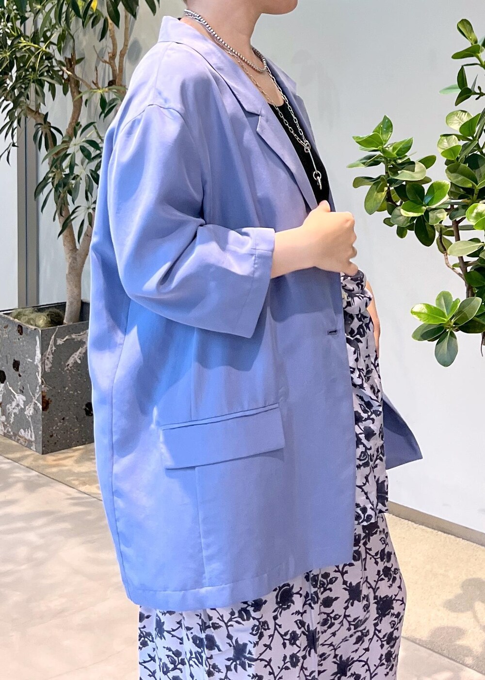 ブルー系のシャツ/ブラウス、ブラウン系のボストンバッグ、ブラック系のサンダルを着用したレディースの夏コーディネートの5枚目の写真