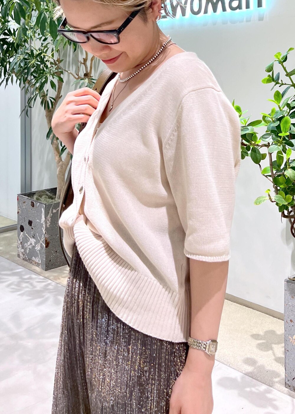 ホワイト系のカーディガン/ボレロを着用したレディースの夏コーディネートの6枚目の写真