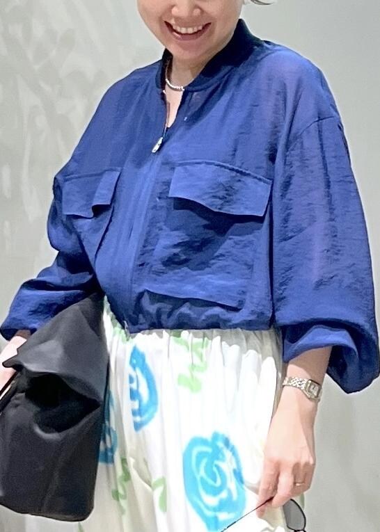 ブラック系のサンダル、ブルー系のブルゾン、ブラック系のサングラスを着用したレディースの春コーディネートの7枚目の写真