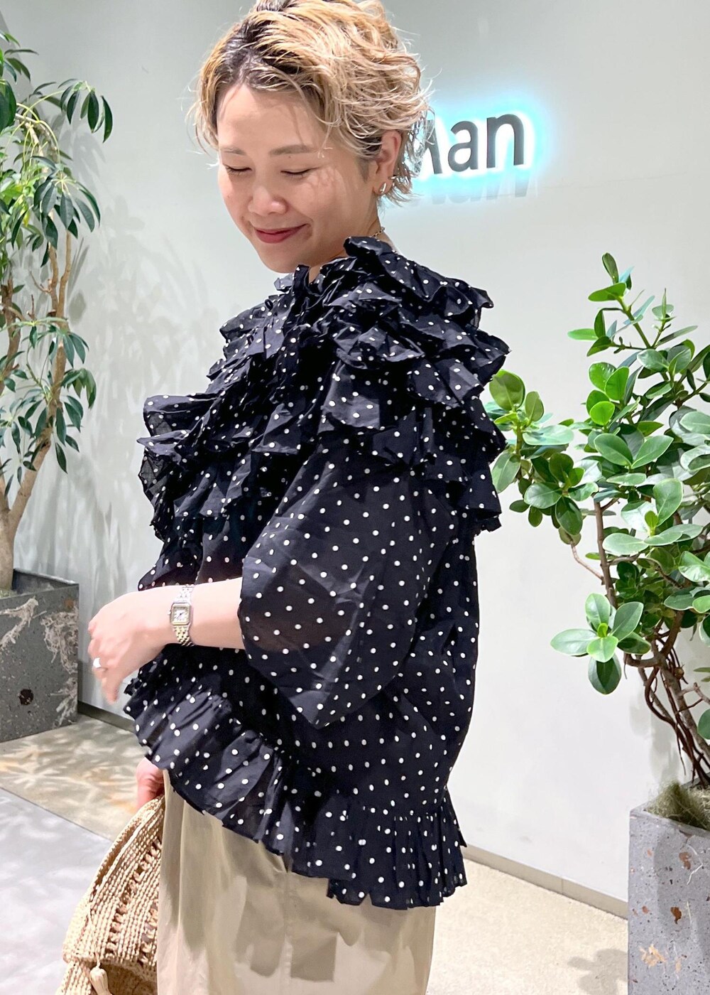 ベージュ系のその他パンツ、ブラック系のシャツ/ブラウス、ホワイト系のサンダルを着用したレディースの春コーディネートの6枚目の写真