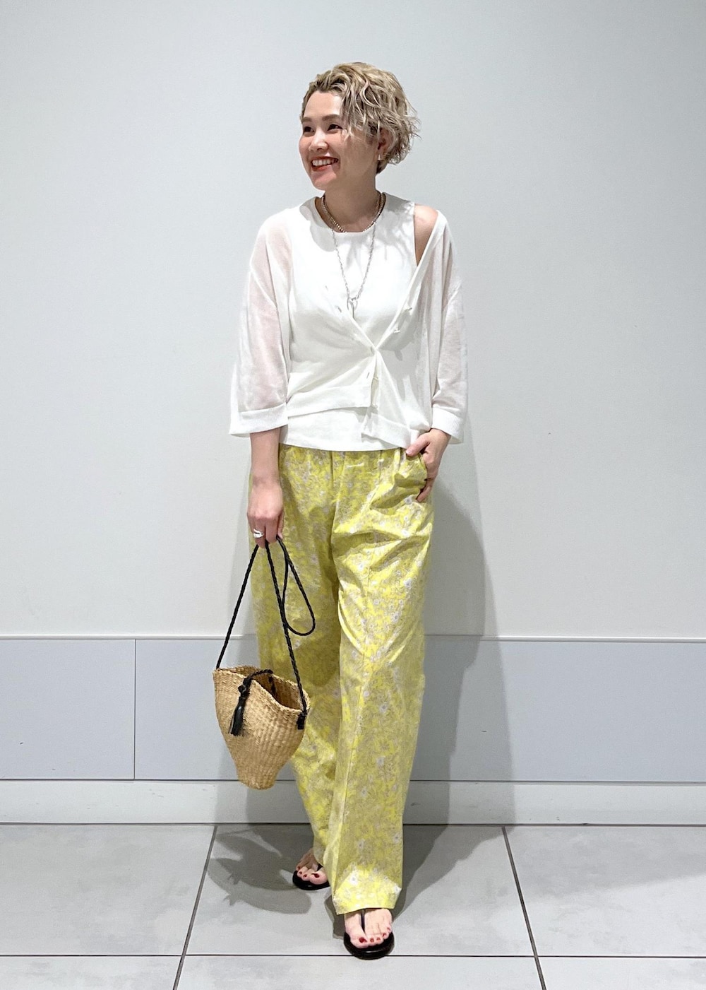 ブラック系のサンダル、イエロー系のその他パンツ、ホワイト系のタンクトップを着用したレディースの夏コーディネートの2枚目の写真