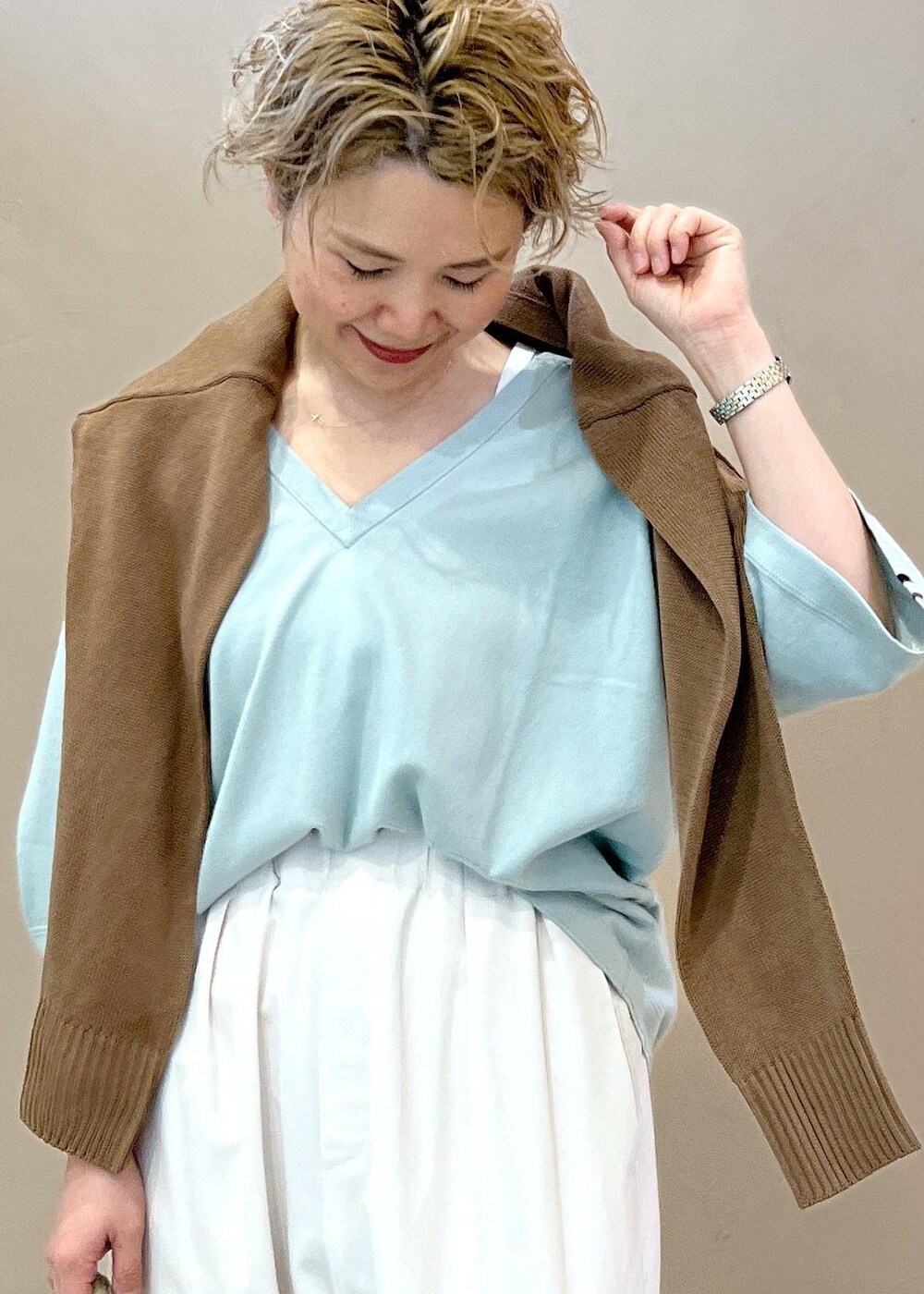 ホワイト系のボストンバッグ、イエロー系のカーディガン/ボレロ、ホワイト系のその他パンツを着用したレディースの春コーディネートの5枚目の写真