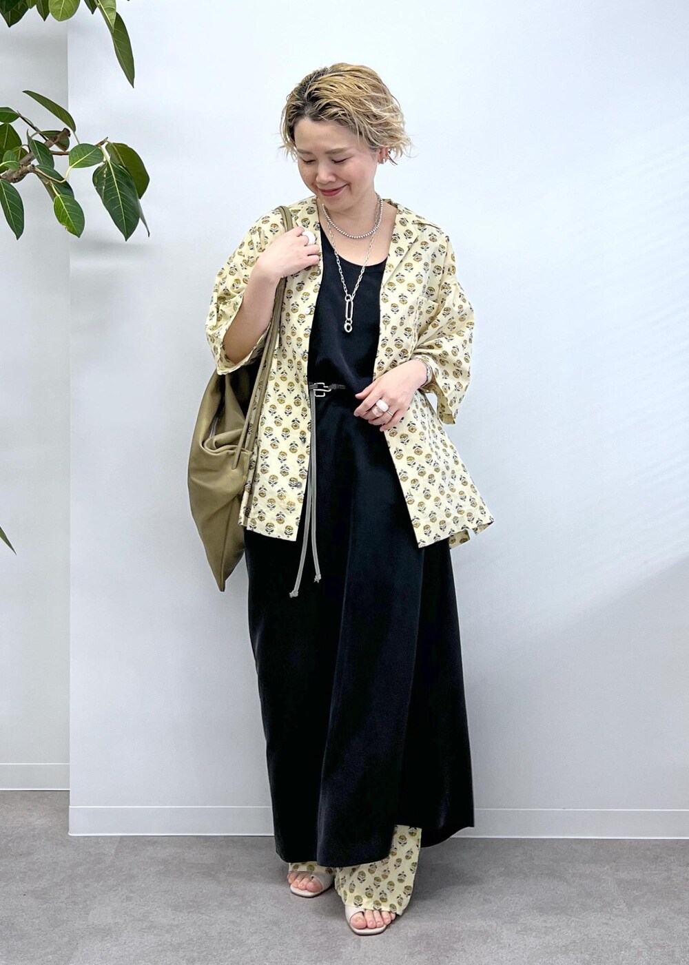 ブラック系のワンピース、ベージュ系のシャツ/ブラウス、ベージュ系のその他パンツを着用したレディースの冬コーディネートの3枚目の写真