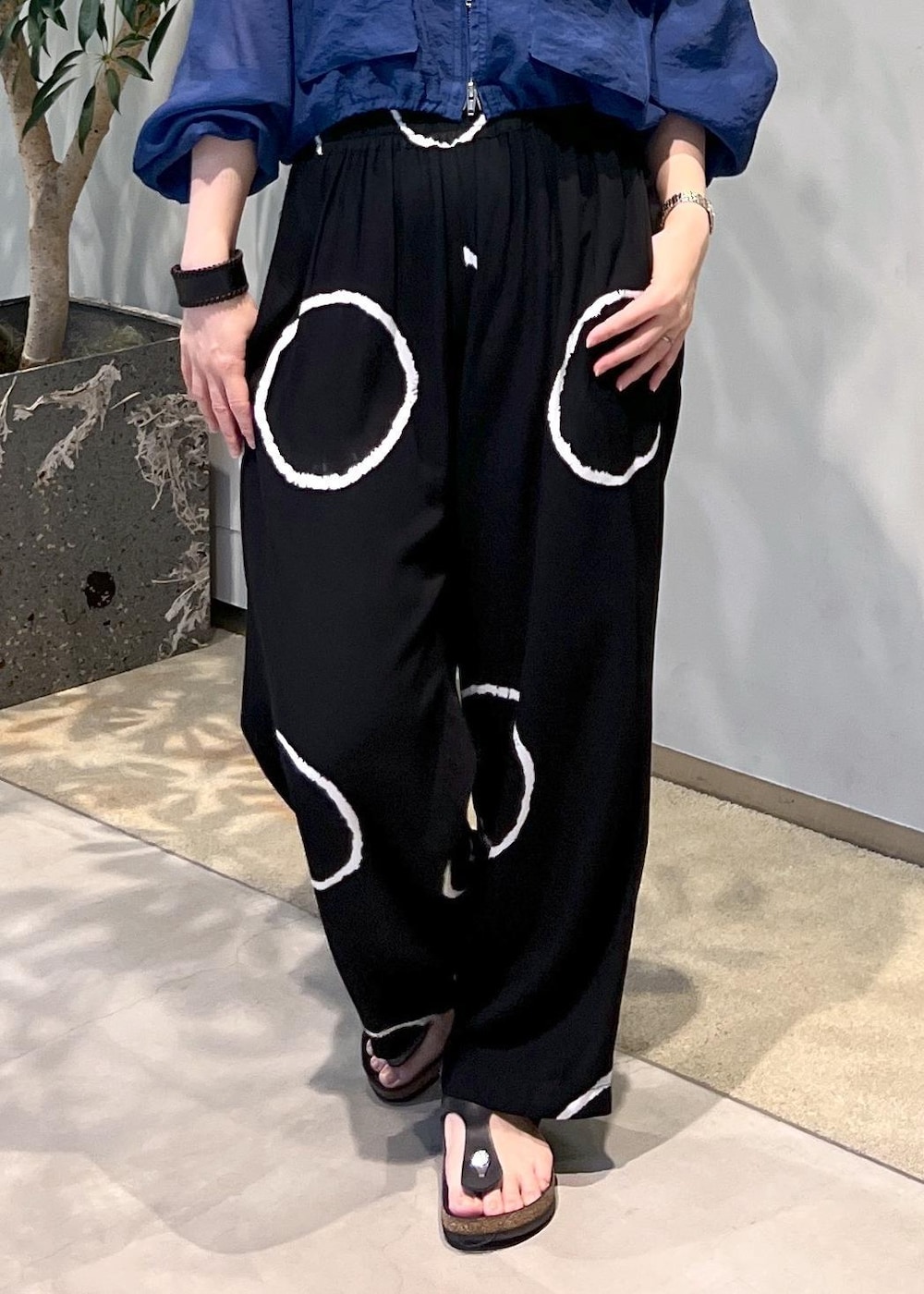 ブルー系のブルゾンを着用したレディースの夏コーディネートの9枚目の写真