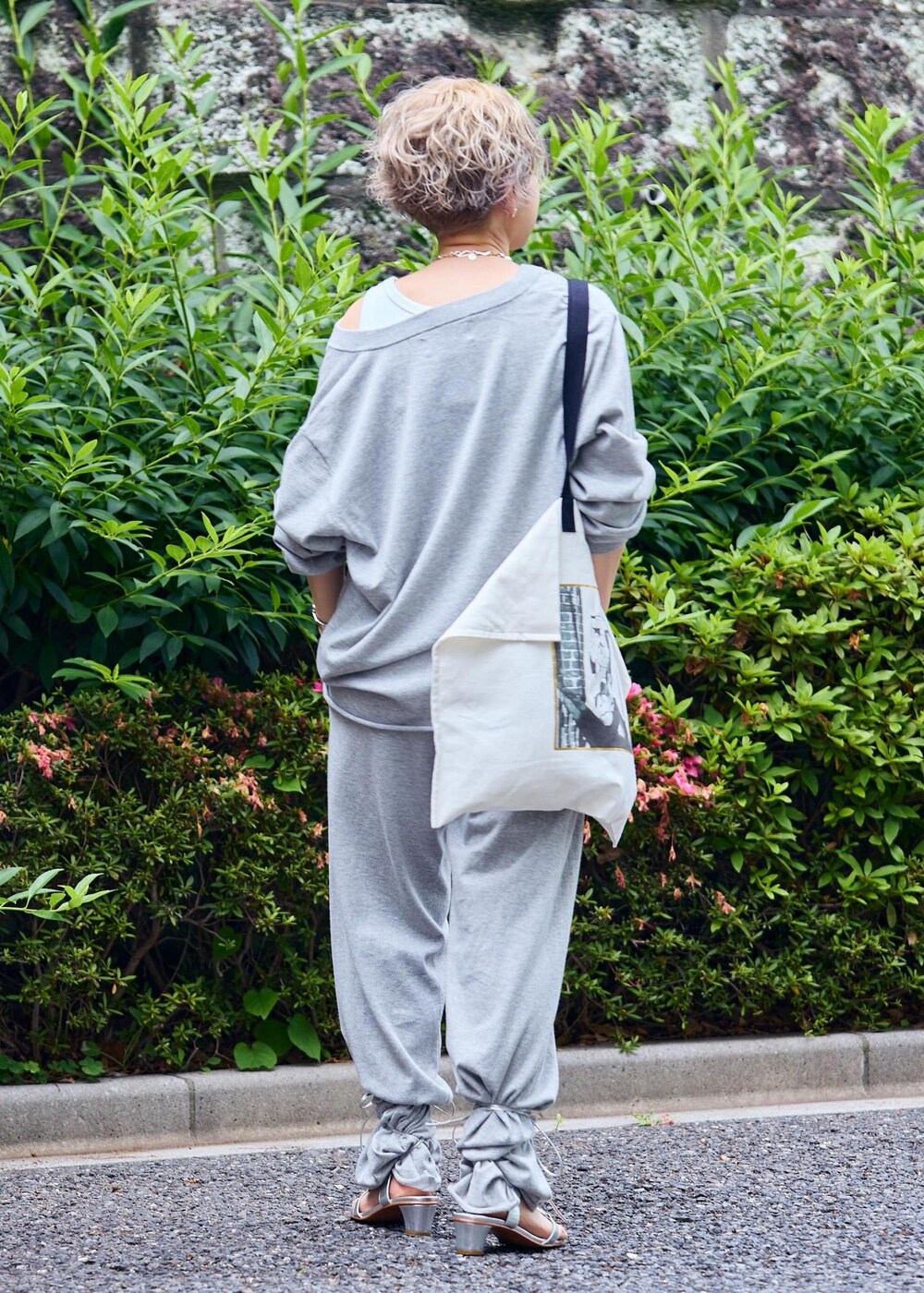 ホワイト系のトートバッグ、シルバー系のサンダルを着用したレディースの夏コーディネートの6枚目の写真