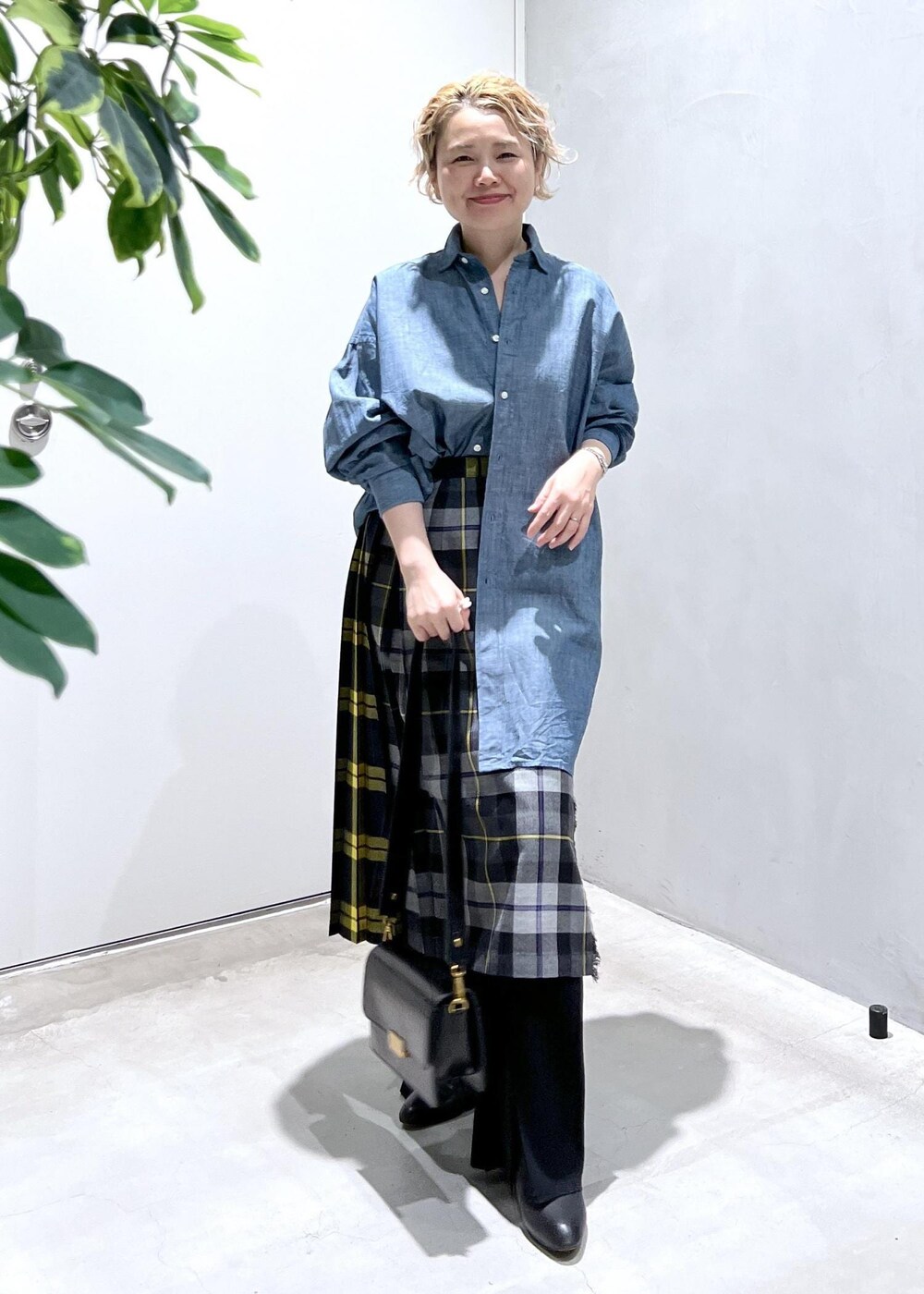 ブラック系のショルダーバッグ、ブラック系のその他パンツ、グレー系のスカートを着用したレディースの秋コーディネートの4枚目の写真