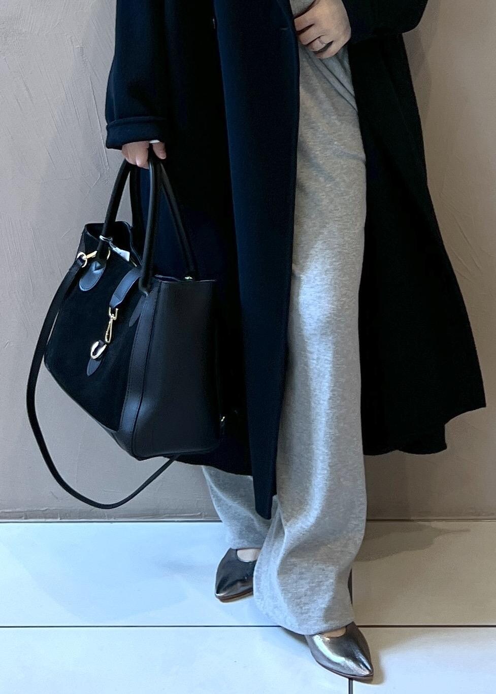ブラック系のハンドバッグ、ブラック系のその他アウター、シルバー系のパンプスを着用したレディースの秋コーディネートの8枚目の写真