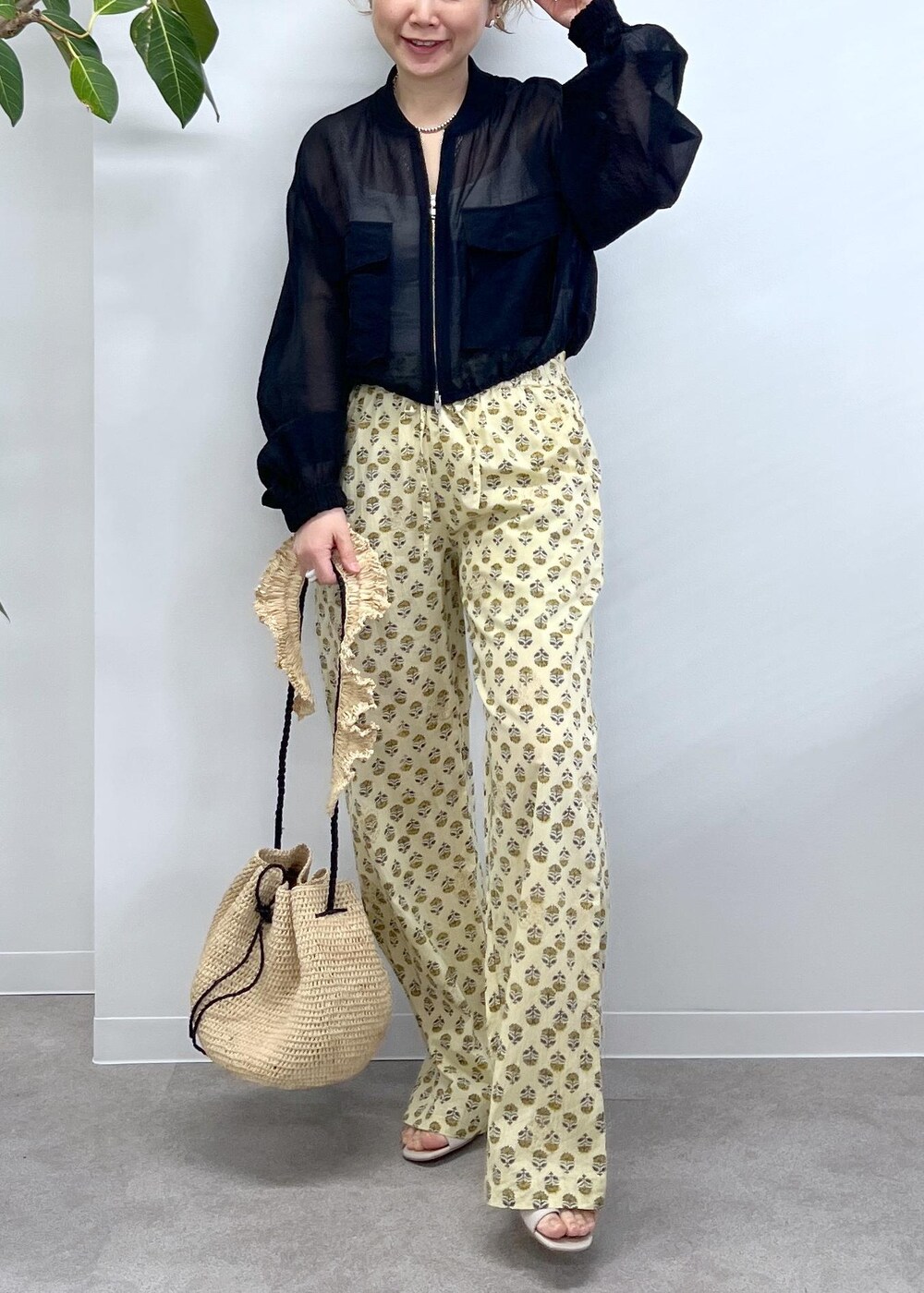 ブラック系のブルゾン、ベージュ系のその他パンツ、グレー系のサンダルを着用したレディースの冬コーディネートの10枚目の写真