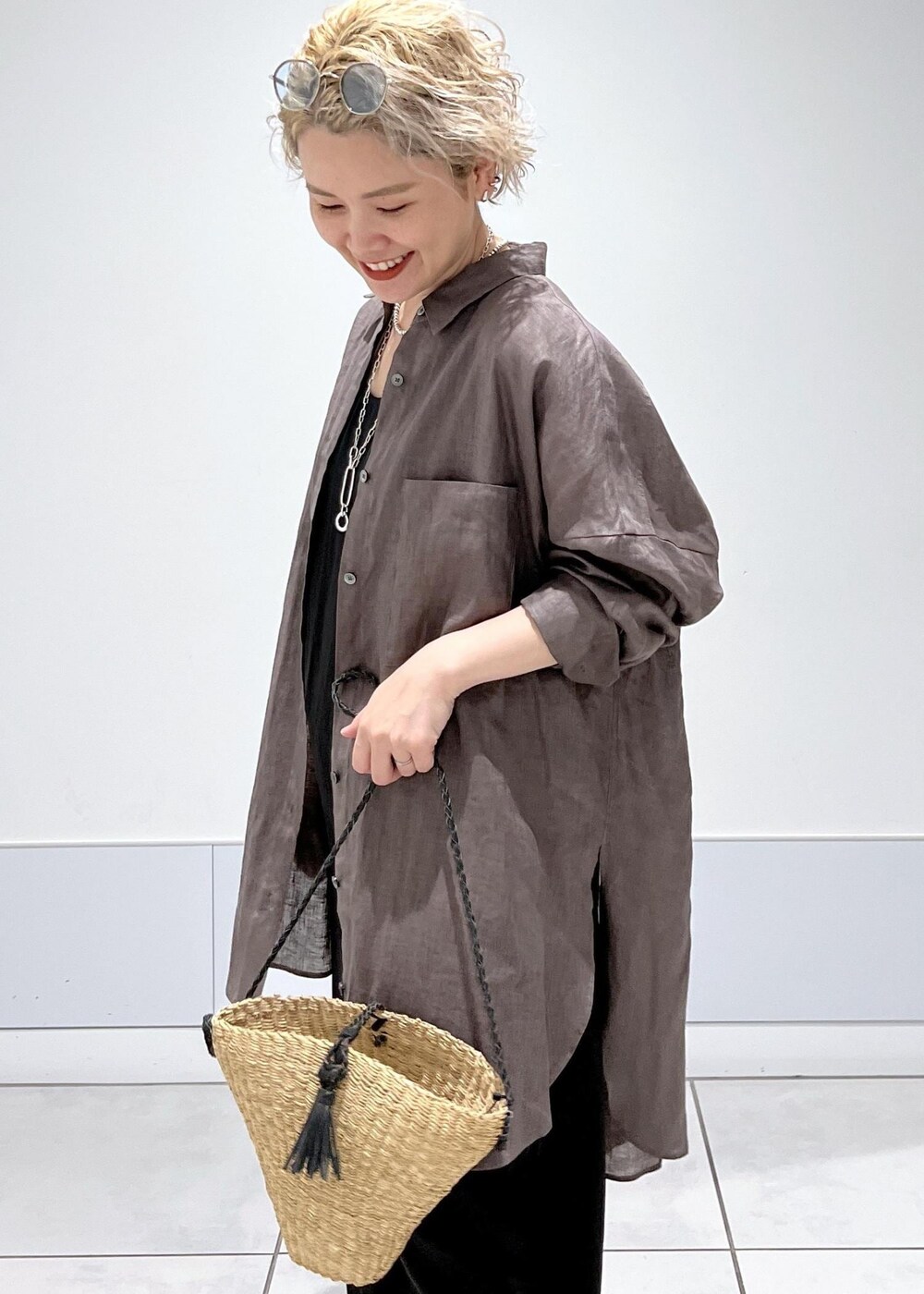 ベージュ系のかごバッグ、グレー系のシャツ/ブラウス、ブラック系のつなぎ/オールインワンを着用したレディースの夏コーディネートの8枚目の写真