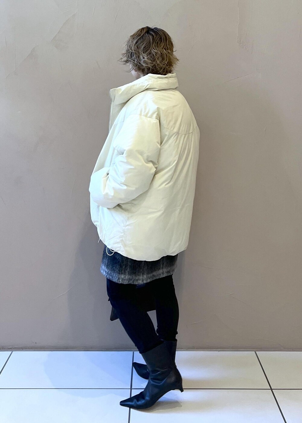 ホワイト系のダウンジャケット/コート、グレー系のジャンパースカート、ブラウン系のショルダーバッグを着用したレディースの秋コーディネートの7枚目の写真