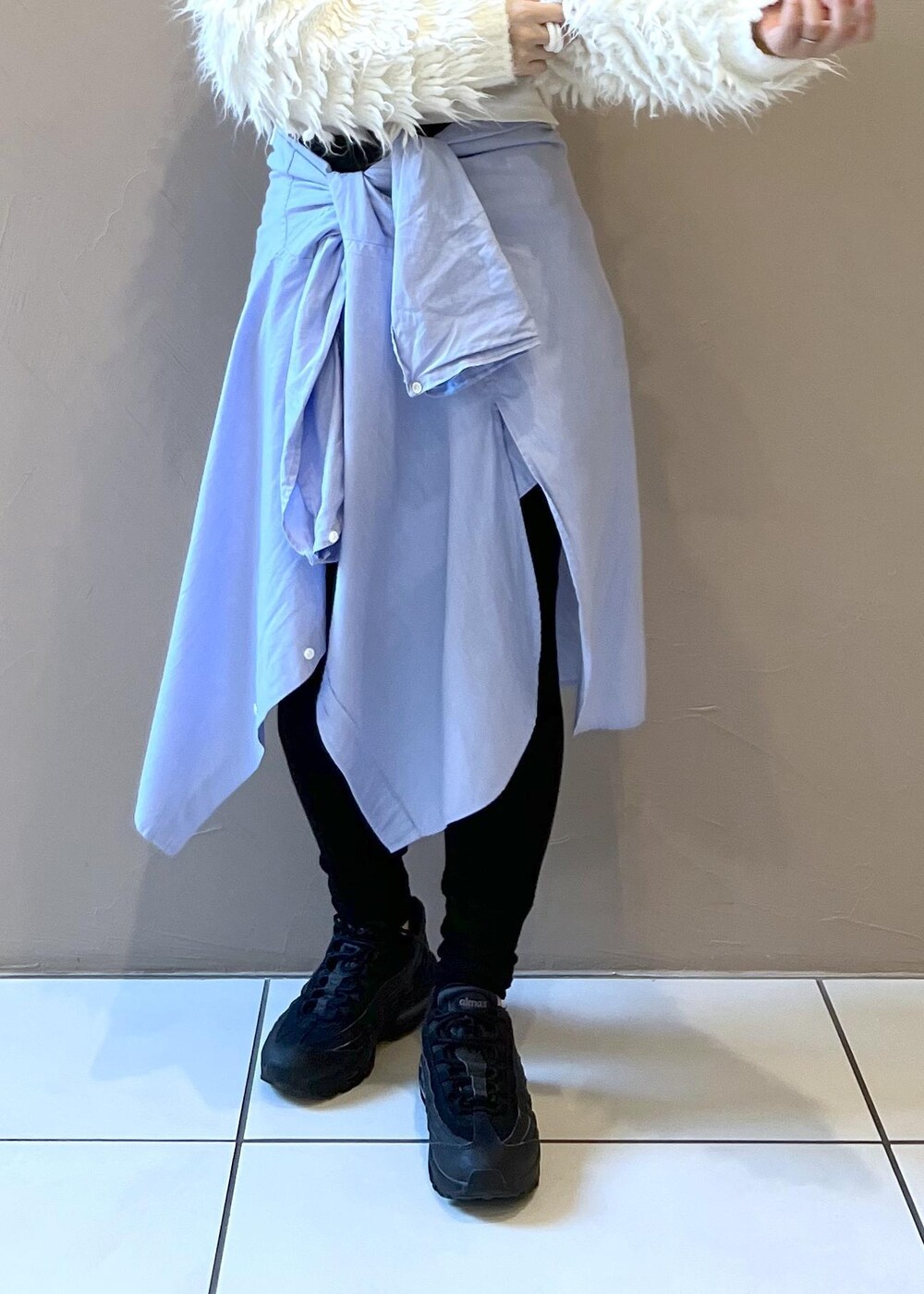 ホワイト系のカーディガン/ボレロ、ブラック系のその他パンツを着用したレディースの秋コーディネートの9枚目の写真