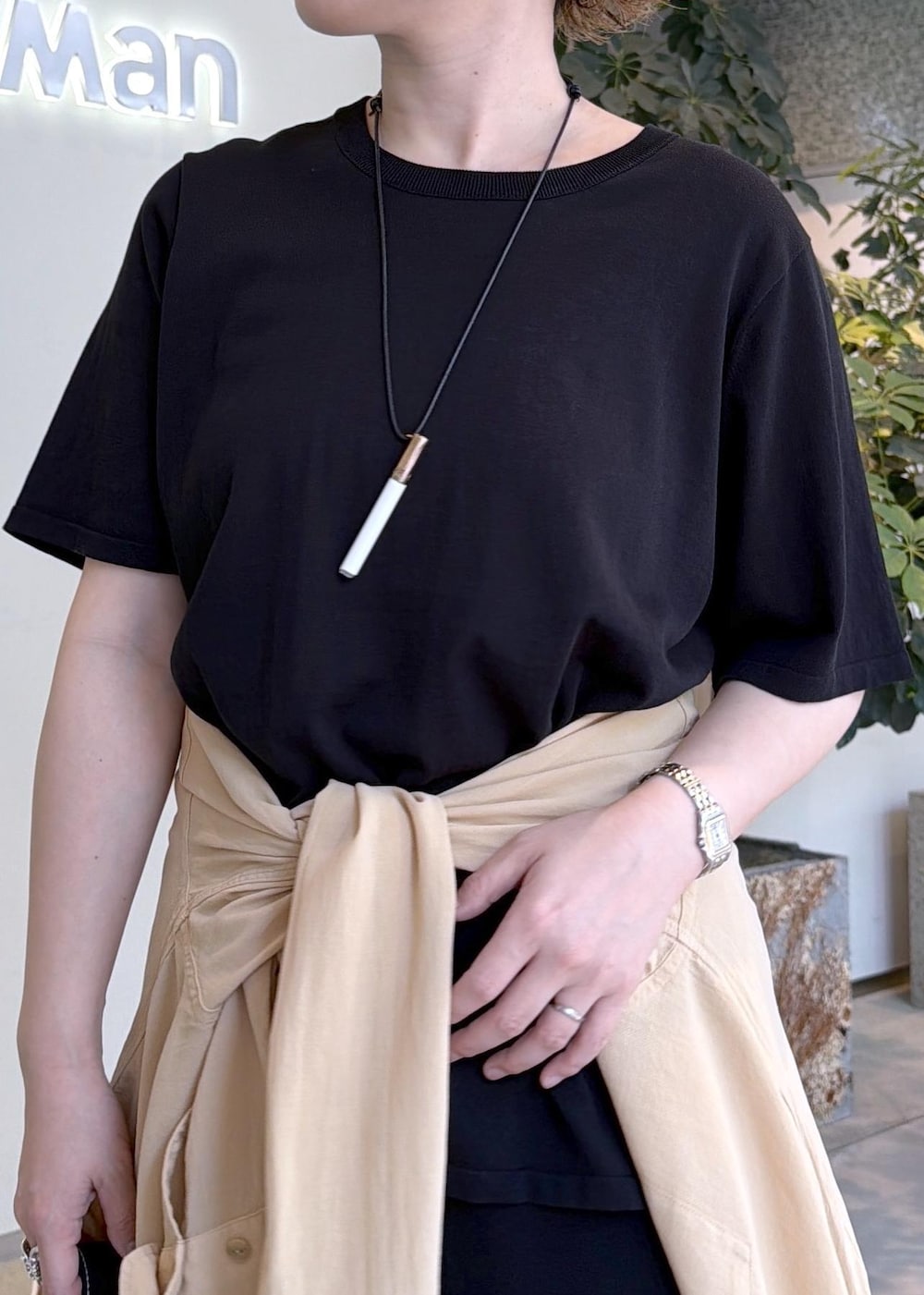 ブラック系のその他パンツ、ブラック系のTシャツ/カットソー、ベージュ系のシャツ/ブラウスを着用したレディースの夏コーディネートの5枚目の写真