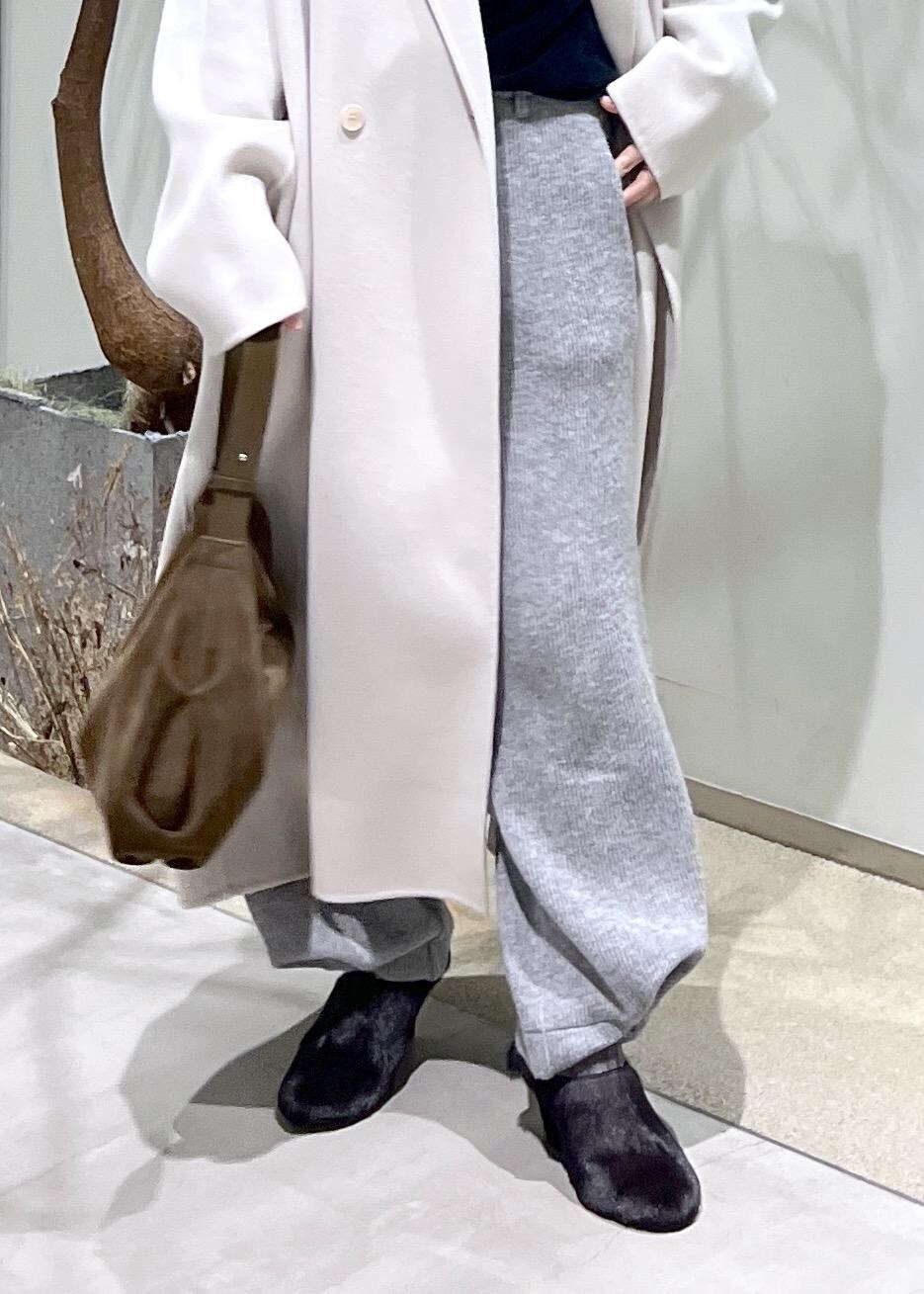 ホワイト系のチェスターコート、ブラック系のスウェット、ブラウン系のショルダーバッグを着用したレディースの秋コーディネートの9枚目の写真