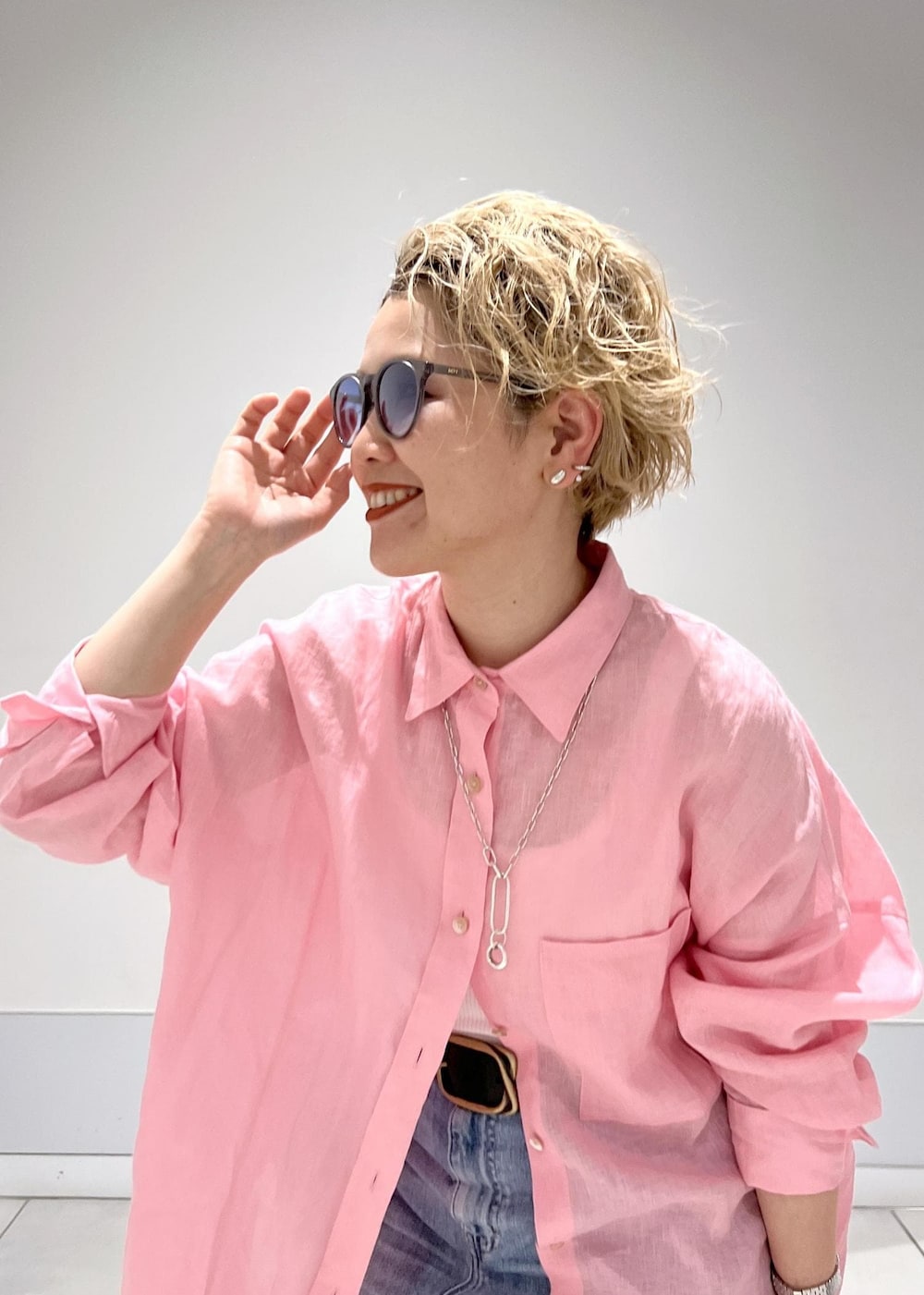 ピンク系のシャツ/ブラウス、ホワイト系のかごバッグ、ブルー系のデニムスカートを着用したレディースの春コーディネートの7枚目の写真