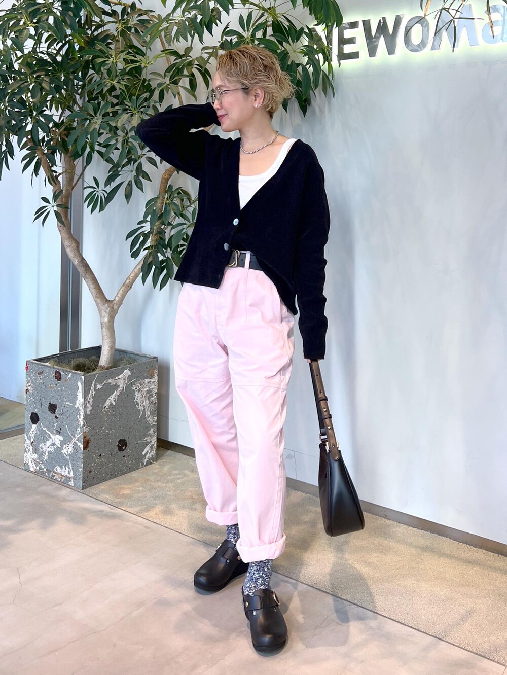 ピンク系のその他パンツ、ブラック系のカーディガン/ボレロ、ブラック系のスニーカーを着用したレディースの冬コーディネートの3枚目の写真