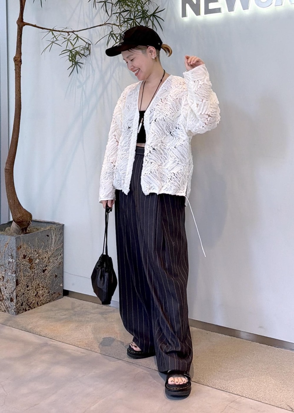 グレー系のその他パンツ、ブラック系のショルダーバッグ、ホワイト系のシャツ/ブラウスを着用したレディースの夏コーディネートの5枚目の写真