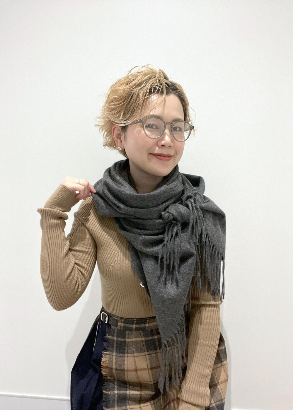 ベージュ系のスカート、ベージュ系のニット/セーターを着用したレディースの秋コーディネートの8枚目の写真