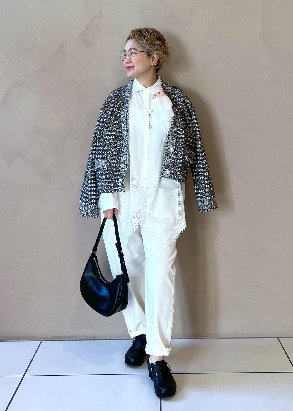 ホワイト系のシャツ/ブラウス、ホワイト系のその他パンツ、ブルー系のカーディガン/ボレロを着用したレディースの冬コーディネートの3枚目の写真