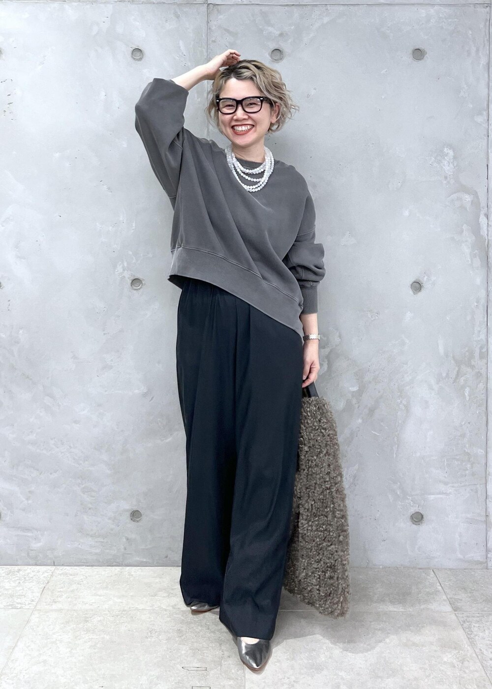 ブラック系のその他パンツ、グレー系のスウェット、ブラウン系のトートバッグを着用したレディースの秋コーディネートの8枚目の写真