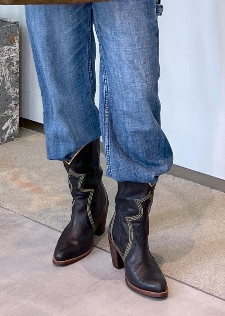 ブラック系のシャツ/ブラウス、ブラウン系のショルダーバッグ、ブルー系のサロペット/オーバーオールを着用したレディースの夏コーディネートの9枚目の写真