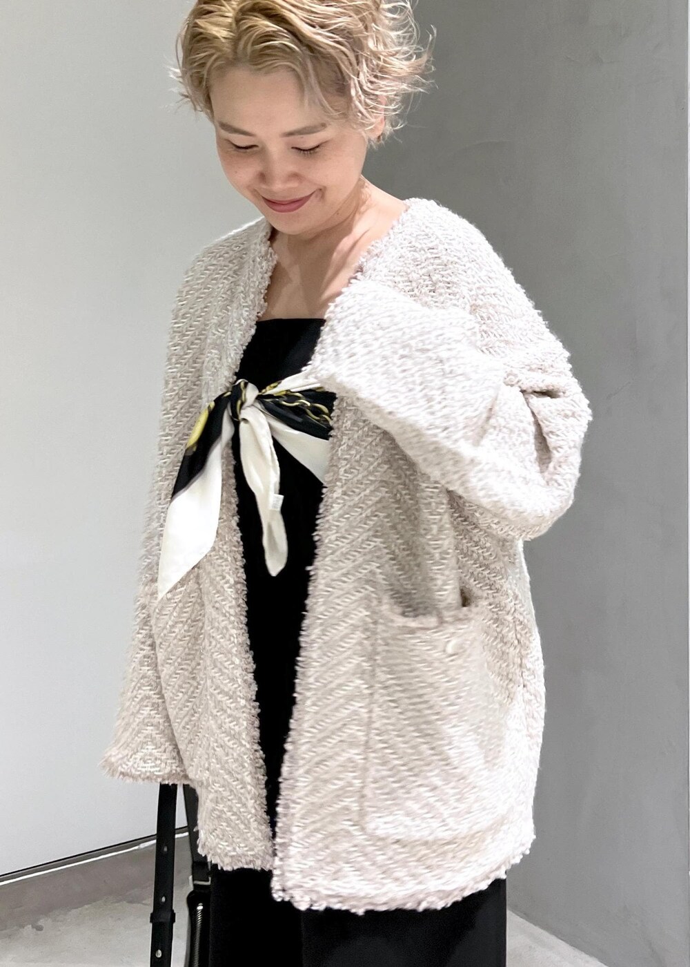 ブラック系のつなぎ/オールインワン、ベージュ系のカーディガン/ボレロ、ブラック系のブーツを着用したレディースの秋コーディネートの9枚目の写真