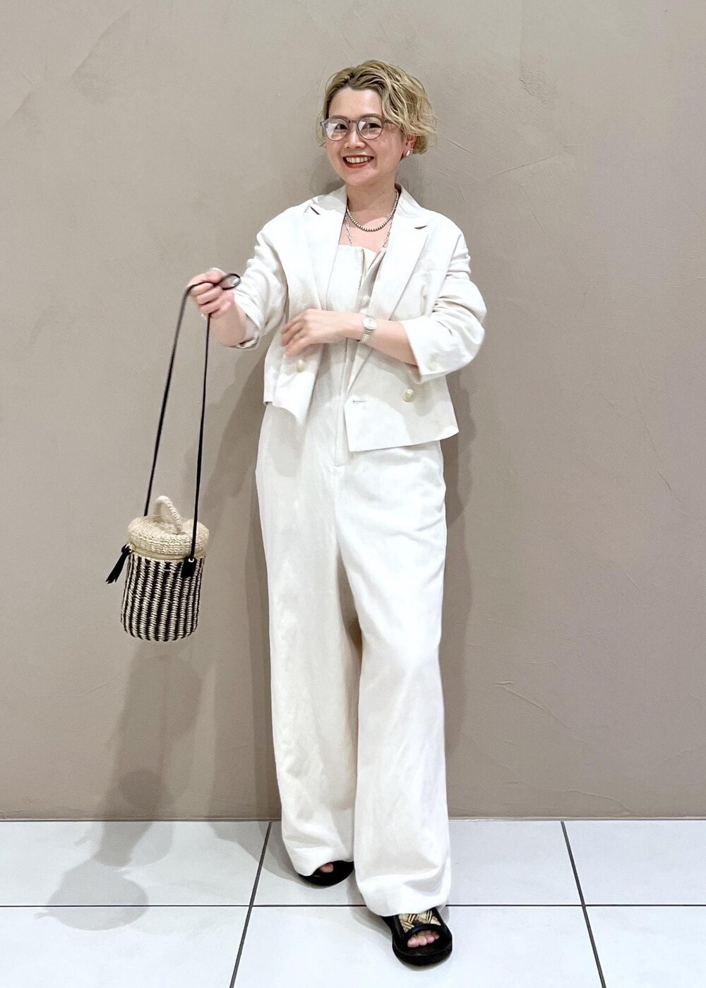 ホワイト系のテーラードジャケット、ホワイト系のつなぎ/オールインワン、ホワイト系のショルダーバッグを着用したレディースの春コーディネートの5枚目の写真