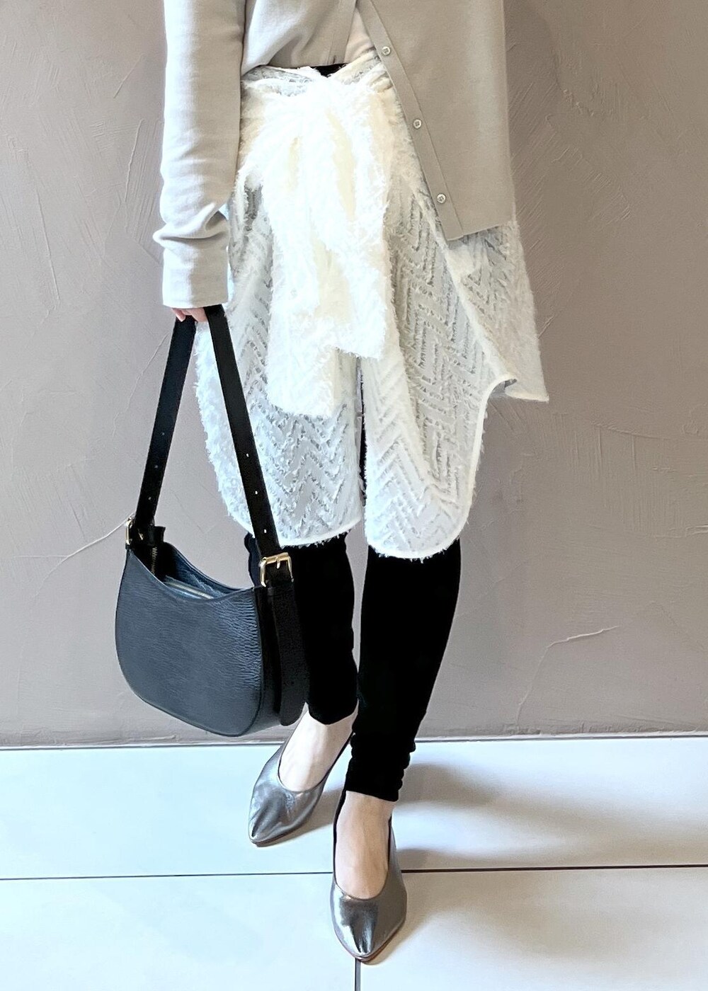 グレー系のカーディガン/ボレロ、ブラック系のショルダーバッグ、ホワイト系のシャツ/ブラウスを着用したレディースの秋コーディネートの8枚目の写真
