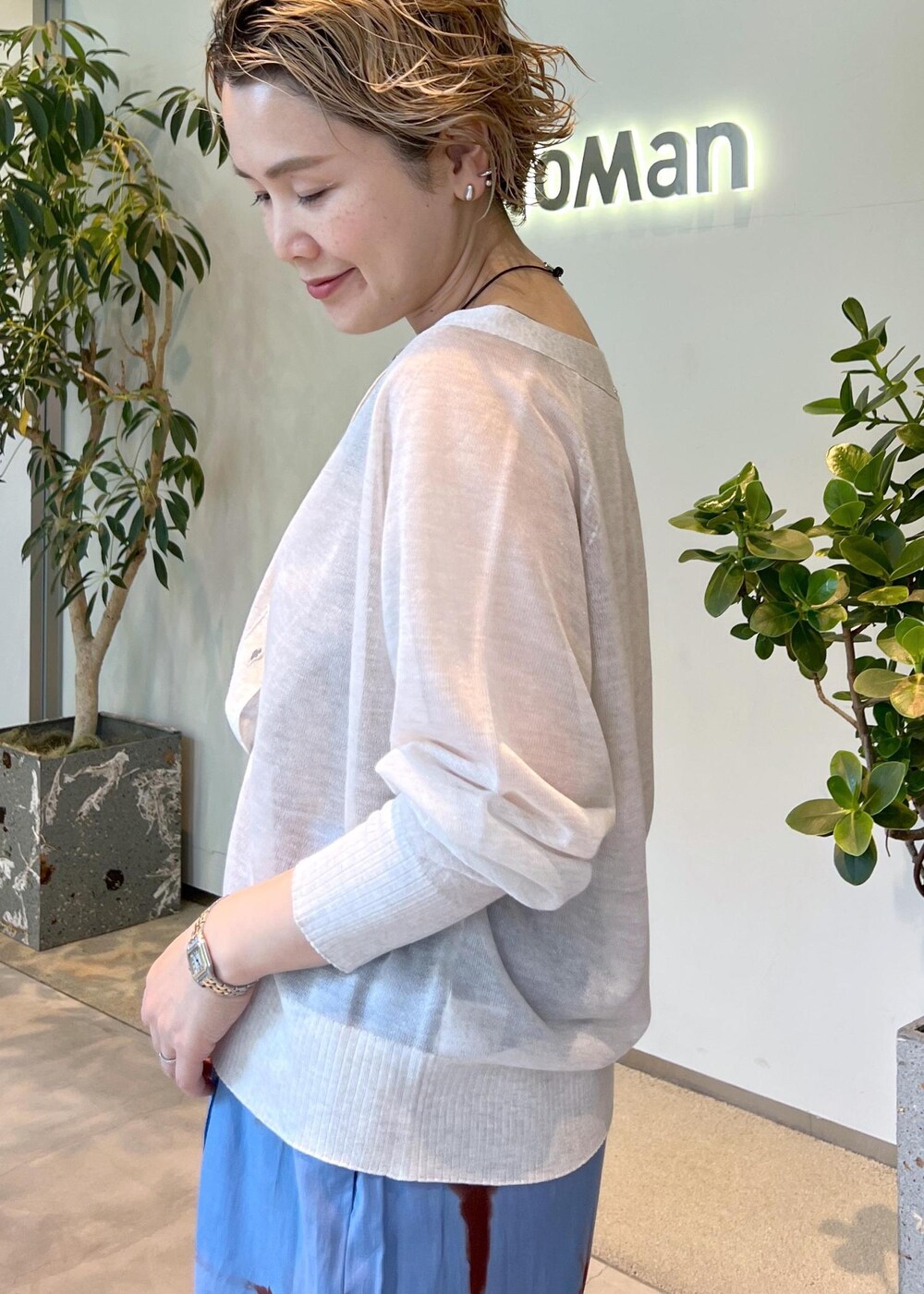 グレー系のカーディガン/ボレロ、ブルー系のその他パンツ、ベージュ系のタンクトップを着用したレディースの春コーディネートの7枚目の写真