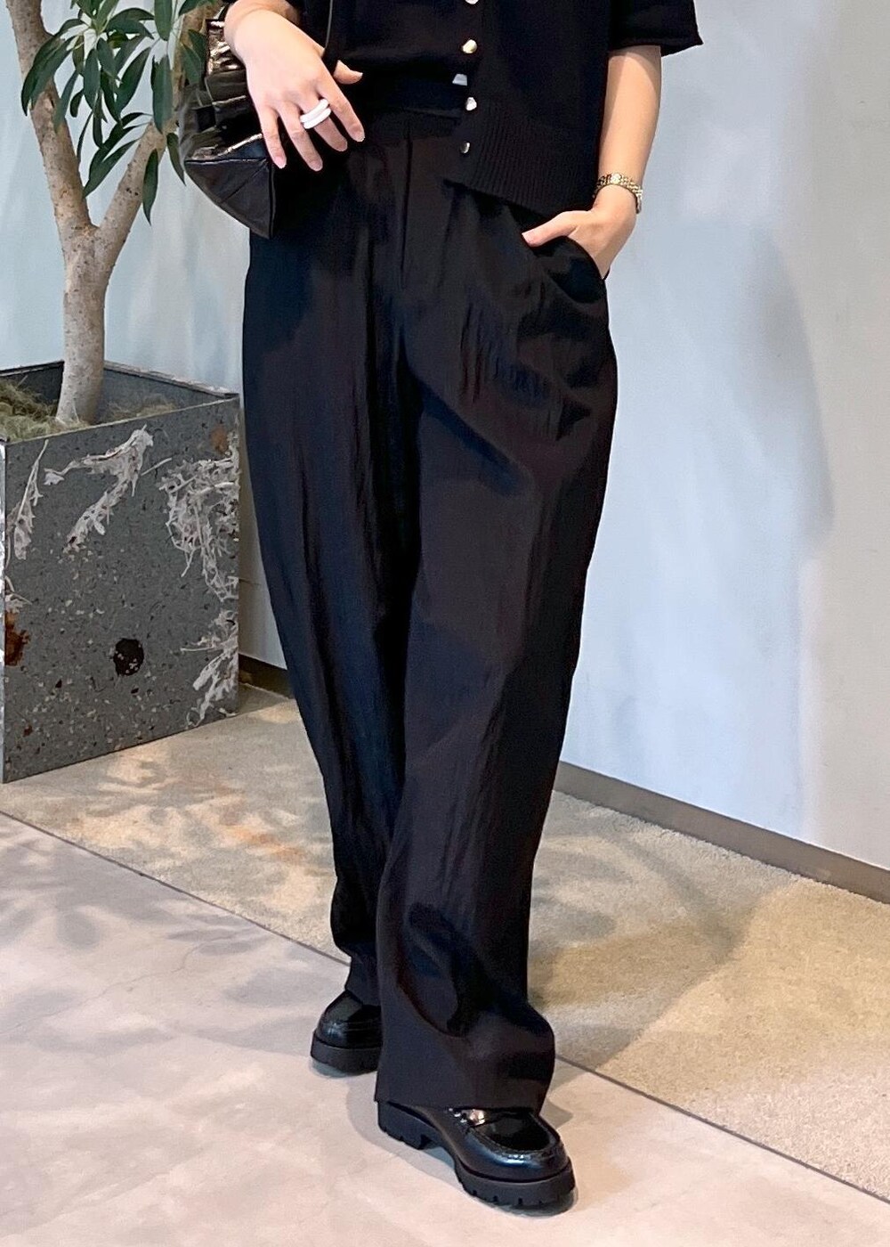 ブラック系のその他パンツ、ブラック系のローファー、ブラック系のショルダーバッグを着用したレディースの夏コーディネートの7枚目の写真