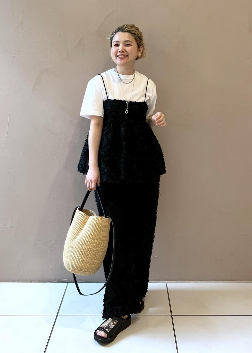 ブラック系のキャミソール、ブラック系のその他パンツ、ホワイト系のTシャツ/カットソーを着用したレディースの春コーディネートの3枚目の写真