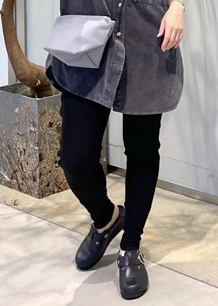 グレー系のシャツ/ブラウス、ブラック系のスニーカーを着用したレディースの秋コーディネートの6枚目の写真