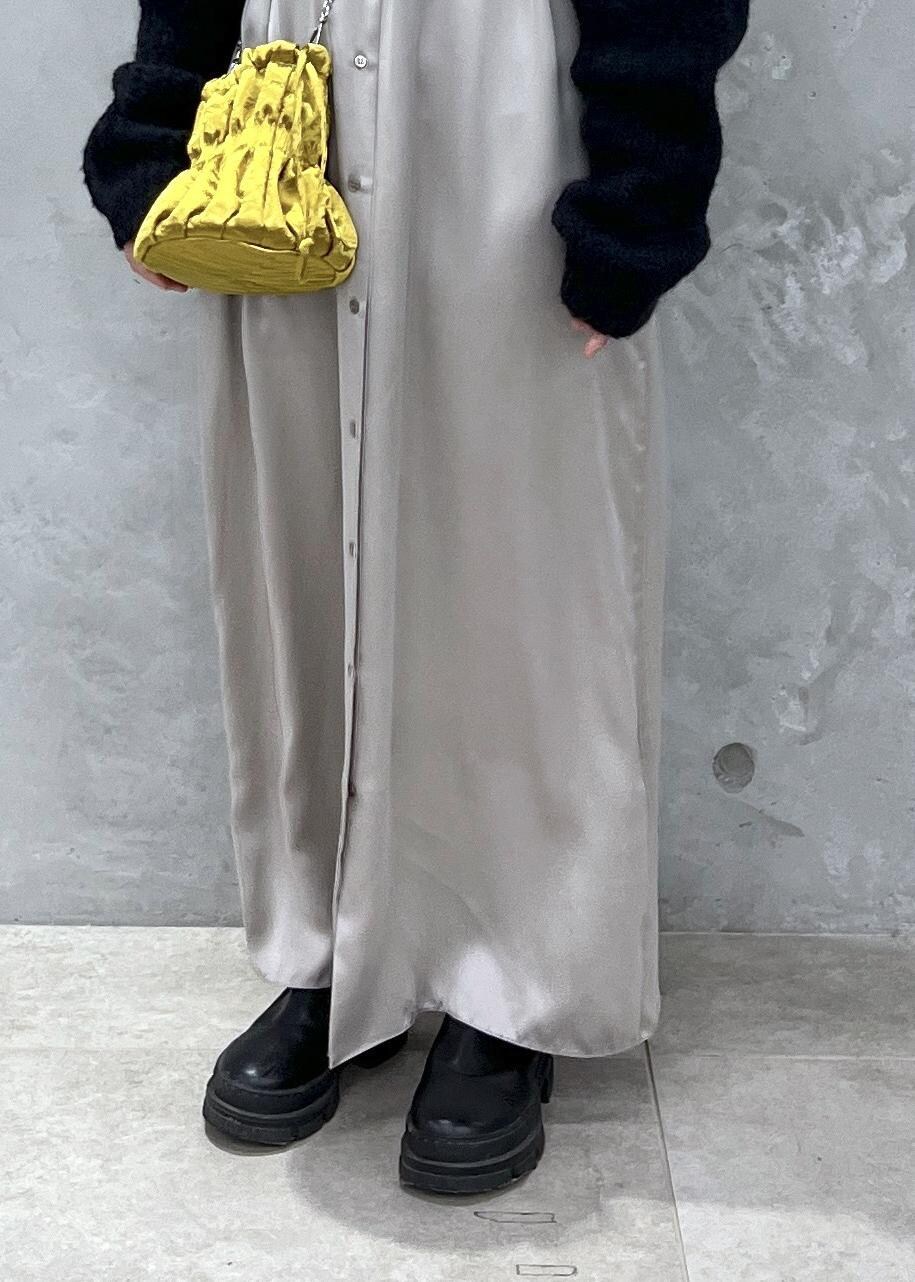 イエロー系のショルダーバッグ、グレー系のシャツワンピース、ブラック系のカーディガン/ボレロを着用したレディースの秋コーディネートの8枚目の写真