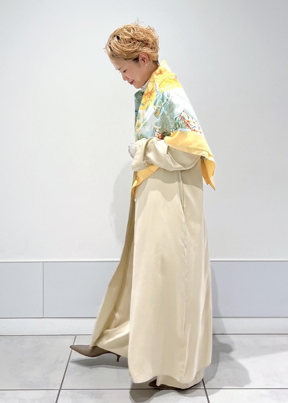 ベージュ系のシャツワンピース、ベージュ系のその他パンツ、グレー系のTシャツ/カットソーを着用したレディースの秋コーディネートの3枚目の写真