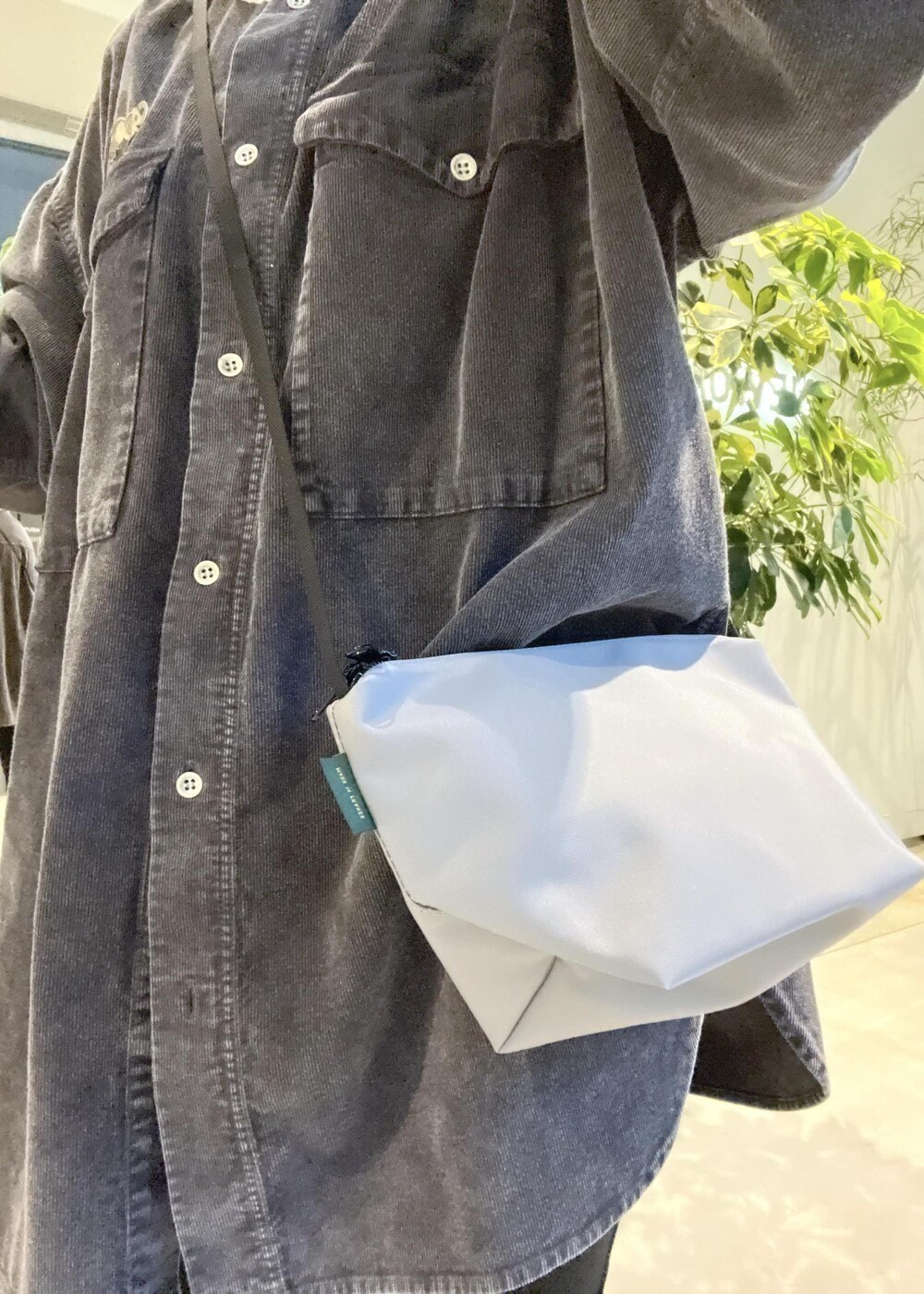 グレー系のシャツ/ブラウス、ブラック系のスニーカーを着用したレディースの秋コーディネートの8枚目の写真