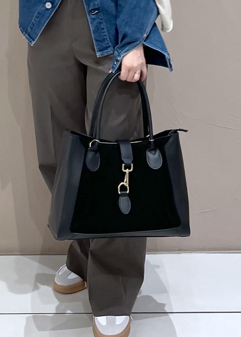 ブラウン系のその他パンツ、ブラック系のハンドバッグ、ホワイト系のスニーカーを着用したレディースの夏コーディネートの7枚目の写真